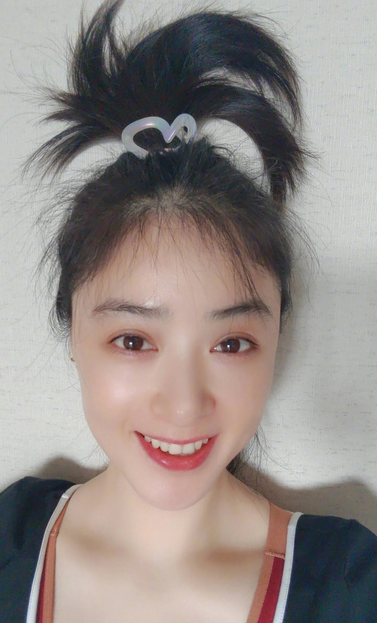 蒋欣为了过儿童节也是拼了,给自己扎了两小辫子,说自己还是个宝宝