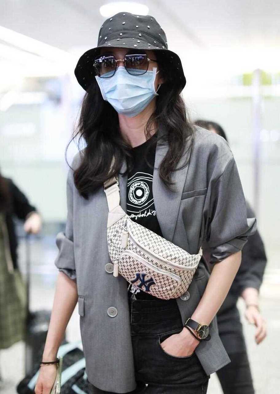 机场街拍,韩雪灰西装 黑t 牛仔裤 运动鞋 mlb腰包时尚清爽.