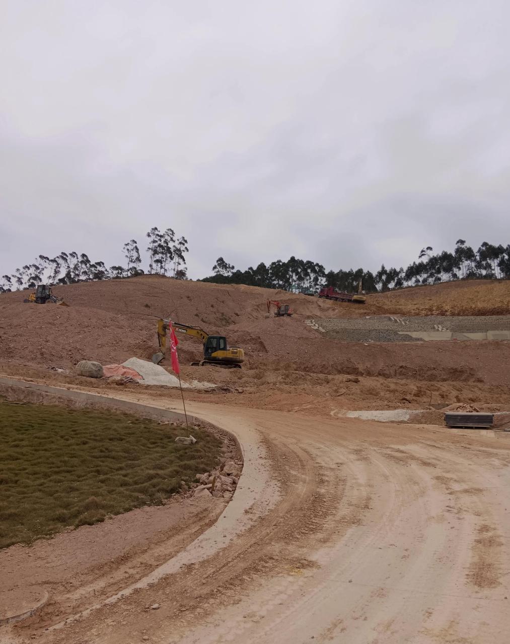 龙山陵园位于南宁北武鸣区,上个月开业了,价格不菲哦,大家看看,前面有