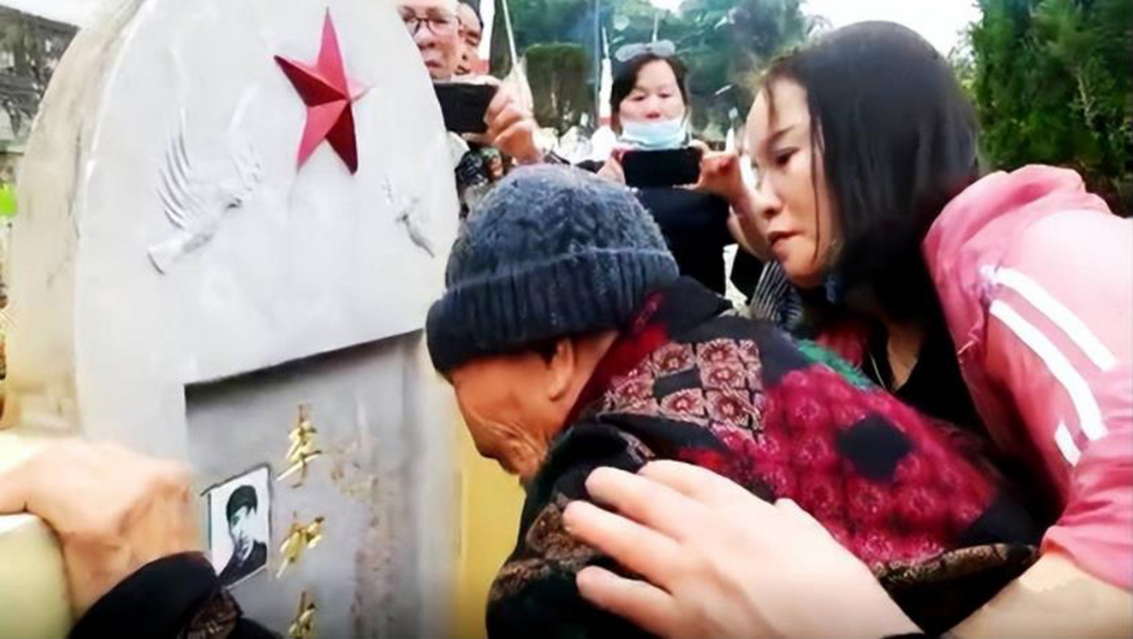 1980年,25岁的李加友,在战场上不幸牺牲,母亲李东连痛不欲生.
