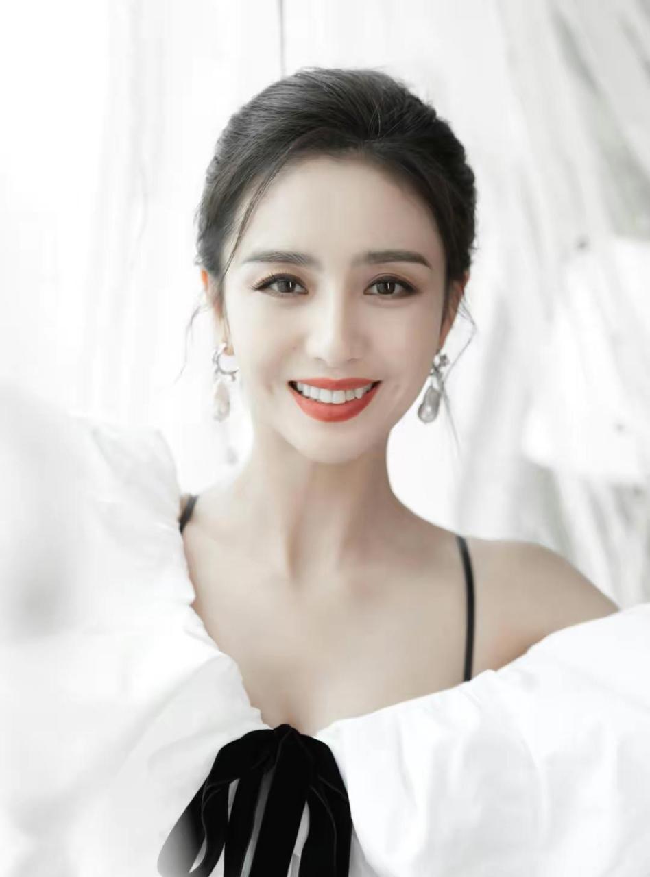 作为八零后的当红女星,佟丽娅经历很多,到现在她在娱乐圈是越来越如鱼