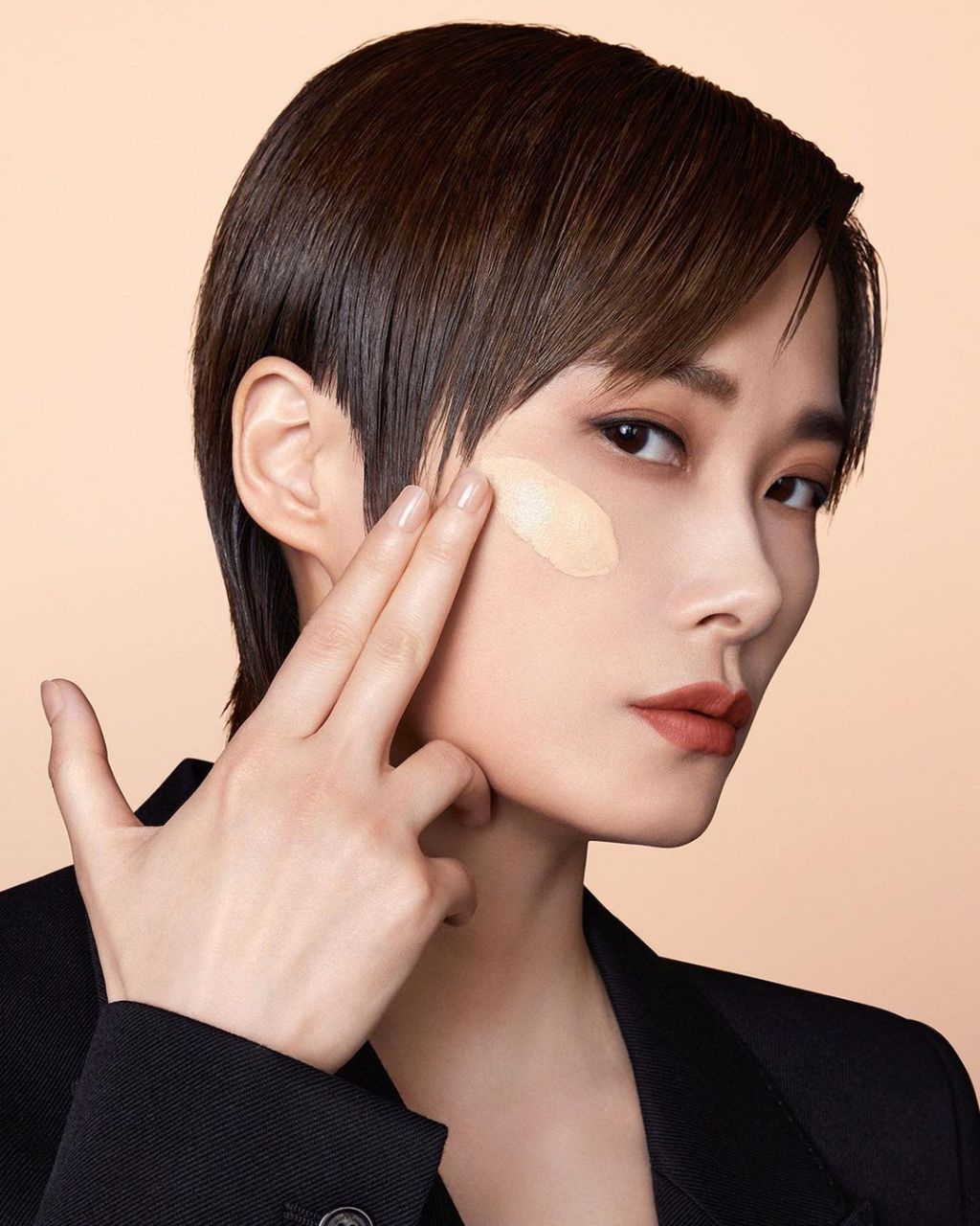 圣罗兰美妆国内有两个代言人,一个是李宇春,另一个是肖战,有趣的是