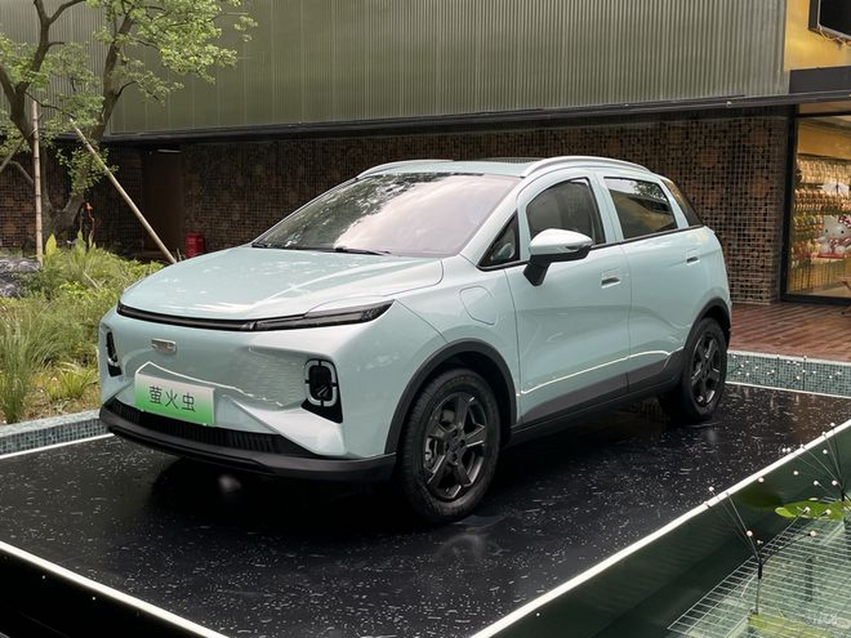 吉利几何旗下纯电动a0级suv——几何e萤火虫于17日晚正式上市,新车共