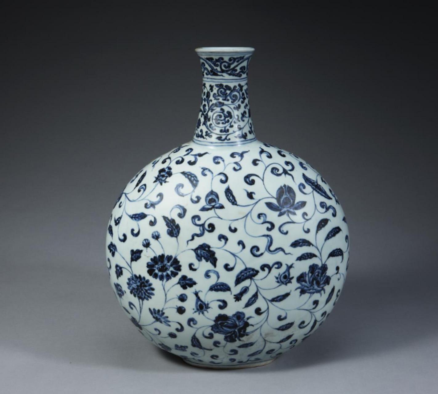 青花瓷经典纹饰介绍:缠枝纹  缠枝纹,又叫"长寿藤",是青花瓷器最常见