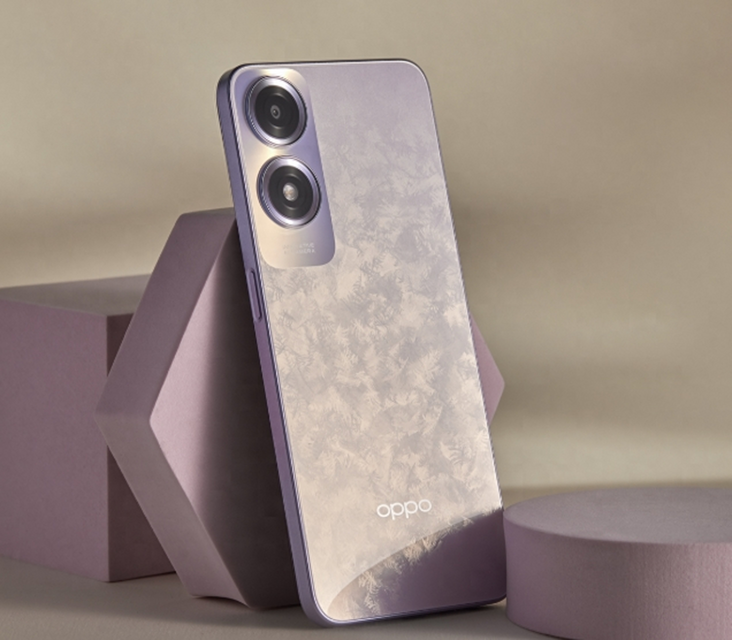 打开包装盒,就能看到 oppo a2x手机的本体,这款手机正面为水滴直屏