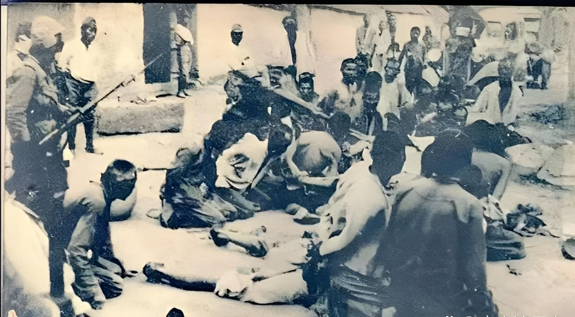 为了防止反抗,一些青壮年被反绑在背后.