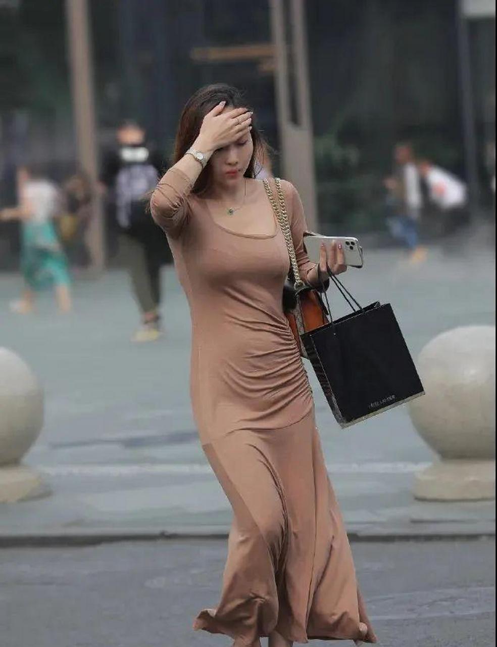 穿长裙的风韵少妇