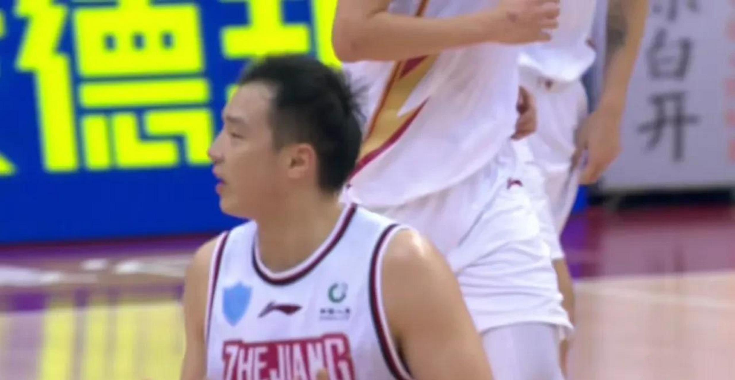 gif创作人# 浙江队戏精王奕博 浑身上下全是戏啊 一次上篮两次佯装被
