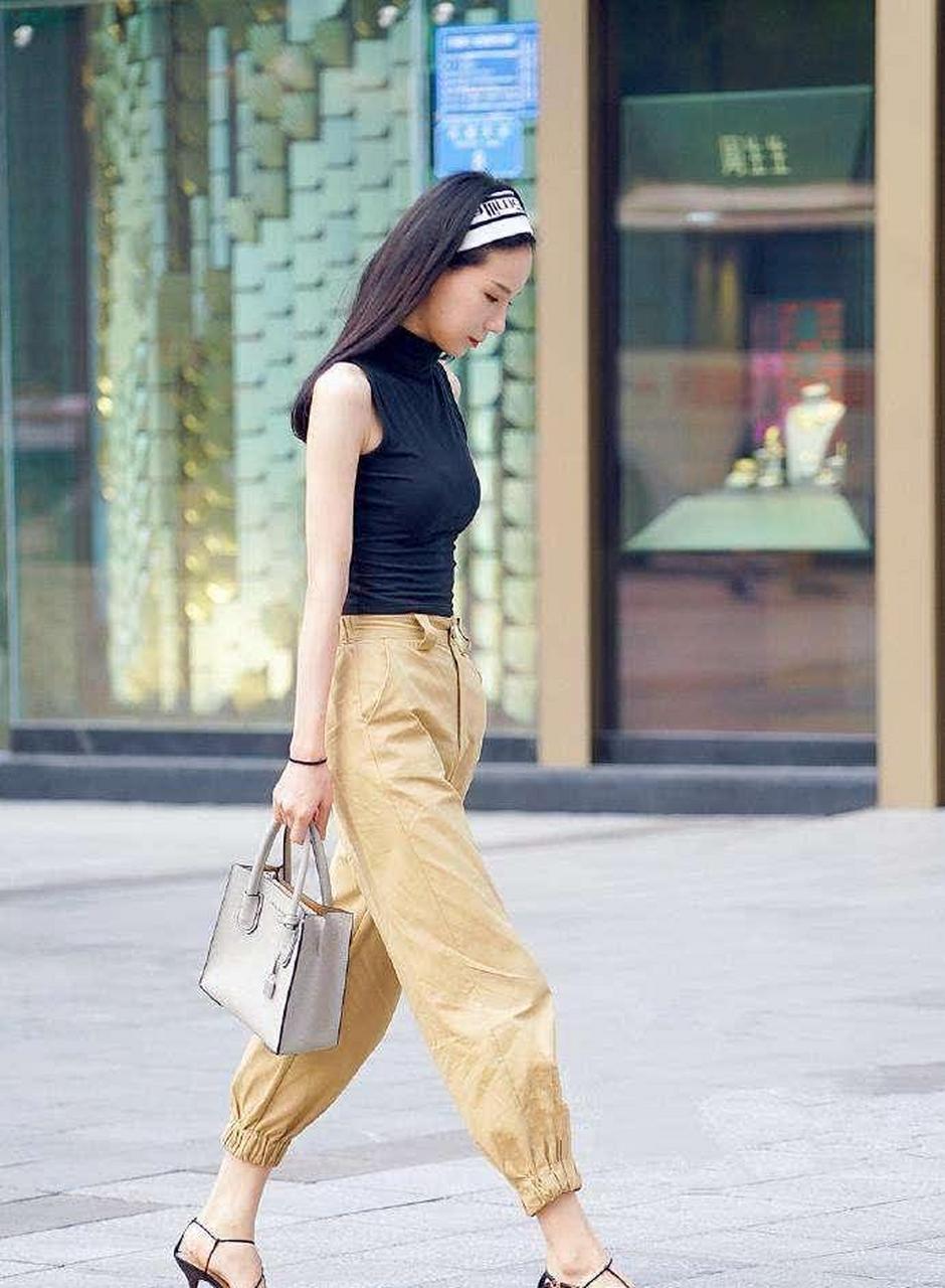 重庆街拍高颜值的美女都爱这么搭轻松打造女人成熟的魅力!