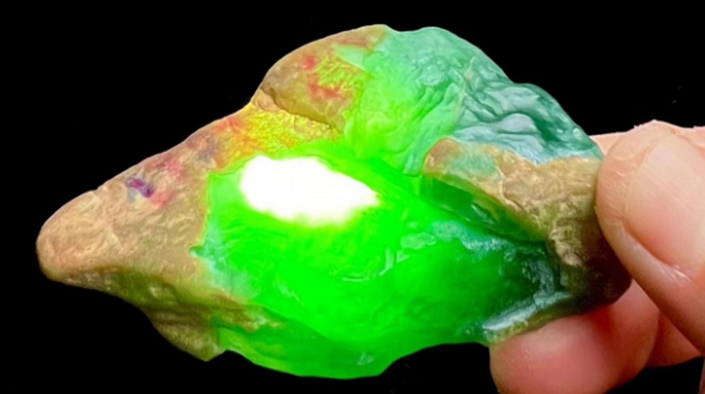 翡翠原石# #翡翠原石知识讲解# 缅甸当地人称翡翠原石矿为"玉石厂"