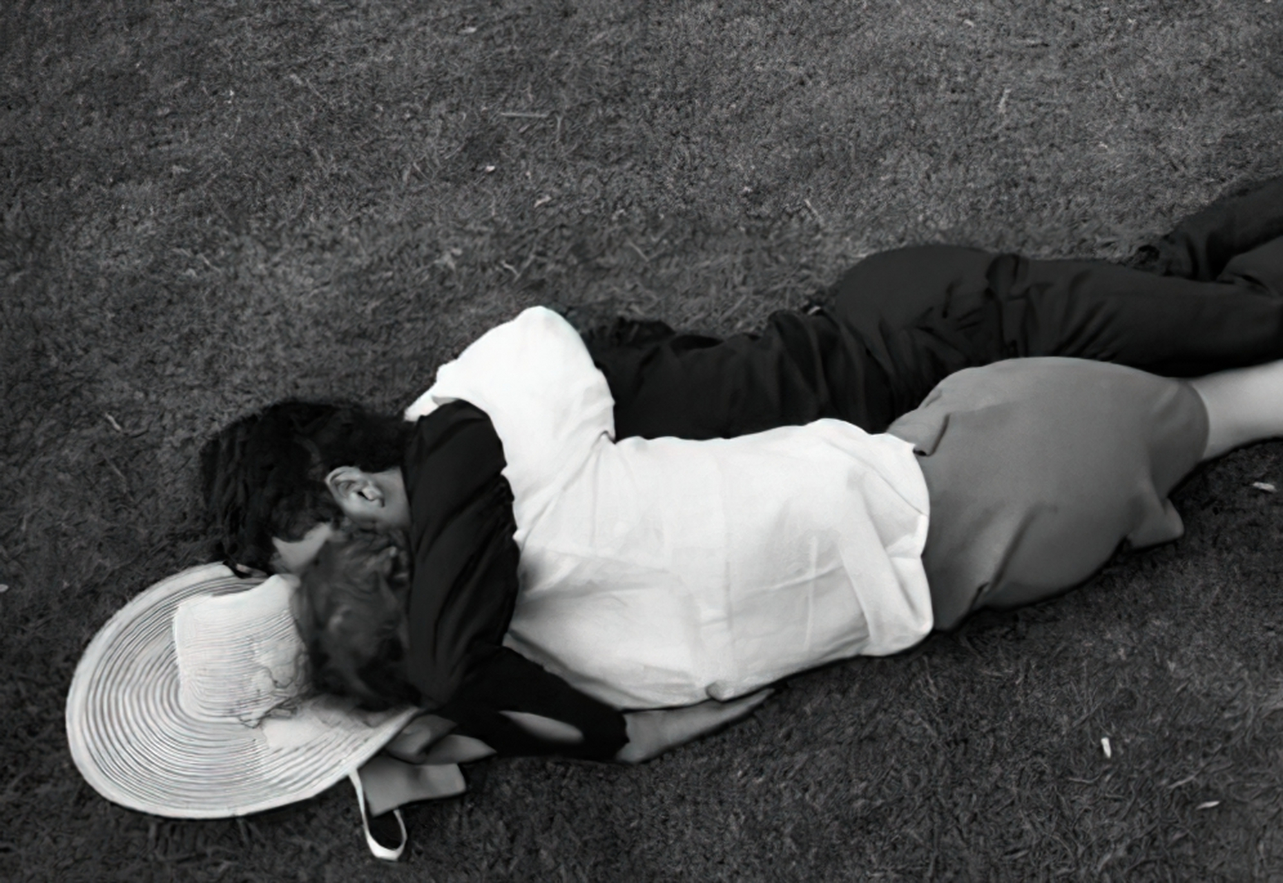 然而令人惊奇的是,这对恋人是在男方骑着3米多高的独轮车上完成的.