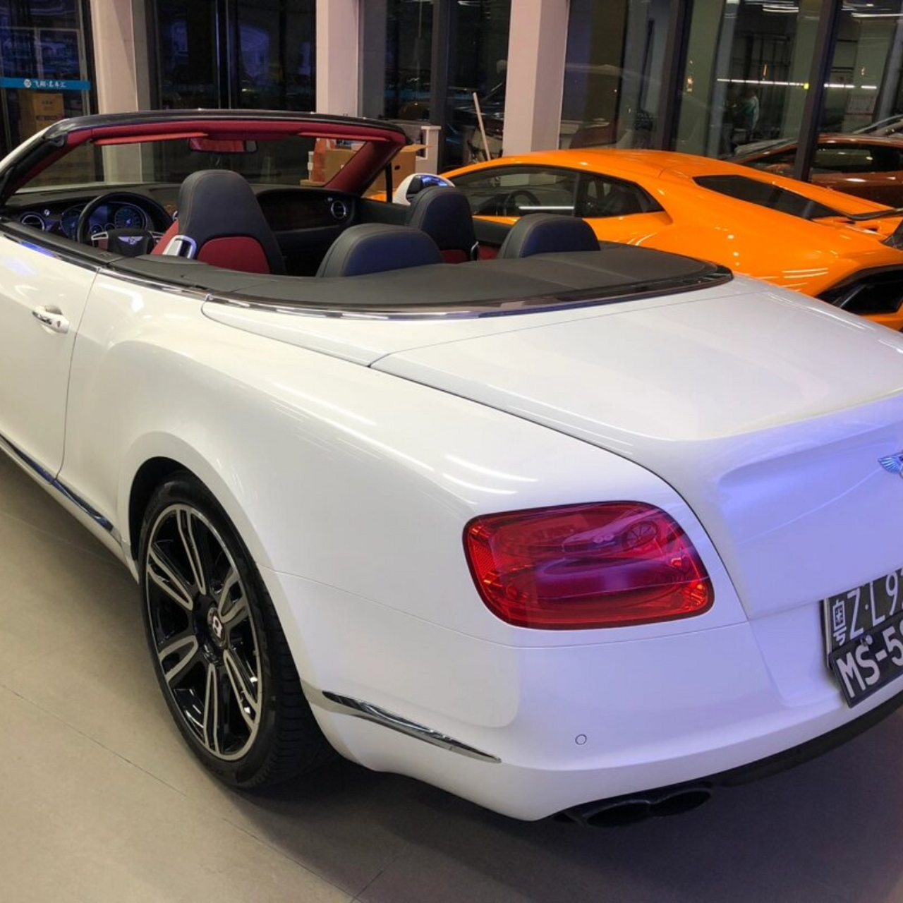 宾利欧陆gtc 敞篷  这款宾利欧陆gtc敞篷版是2014年的车型,安全行驶了