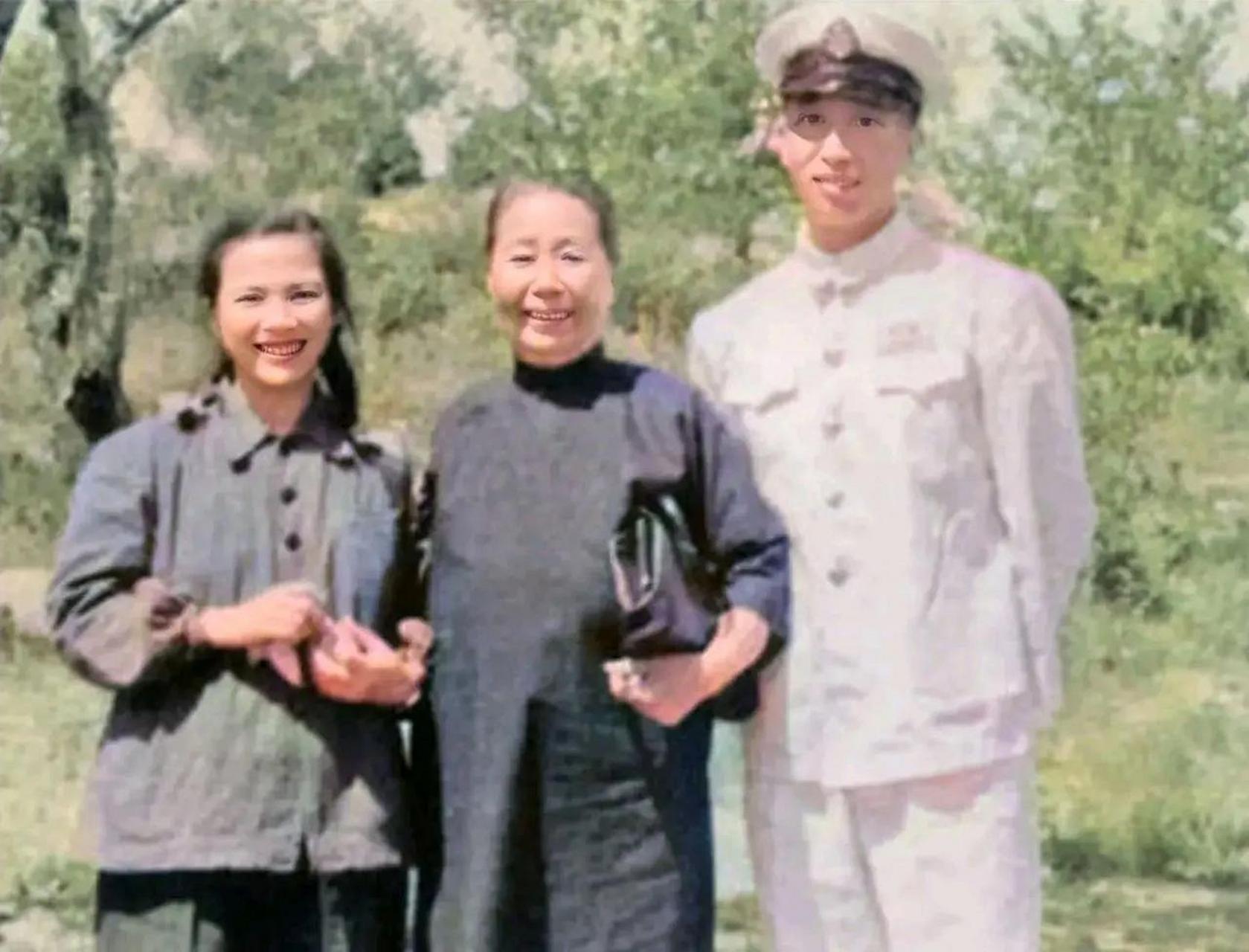 这是50年代,张学思和母亲,妻子,一张罕见的留影,照片中的他一身戎装