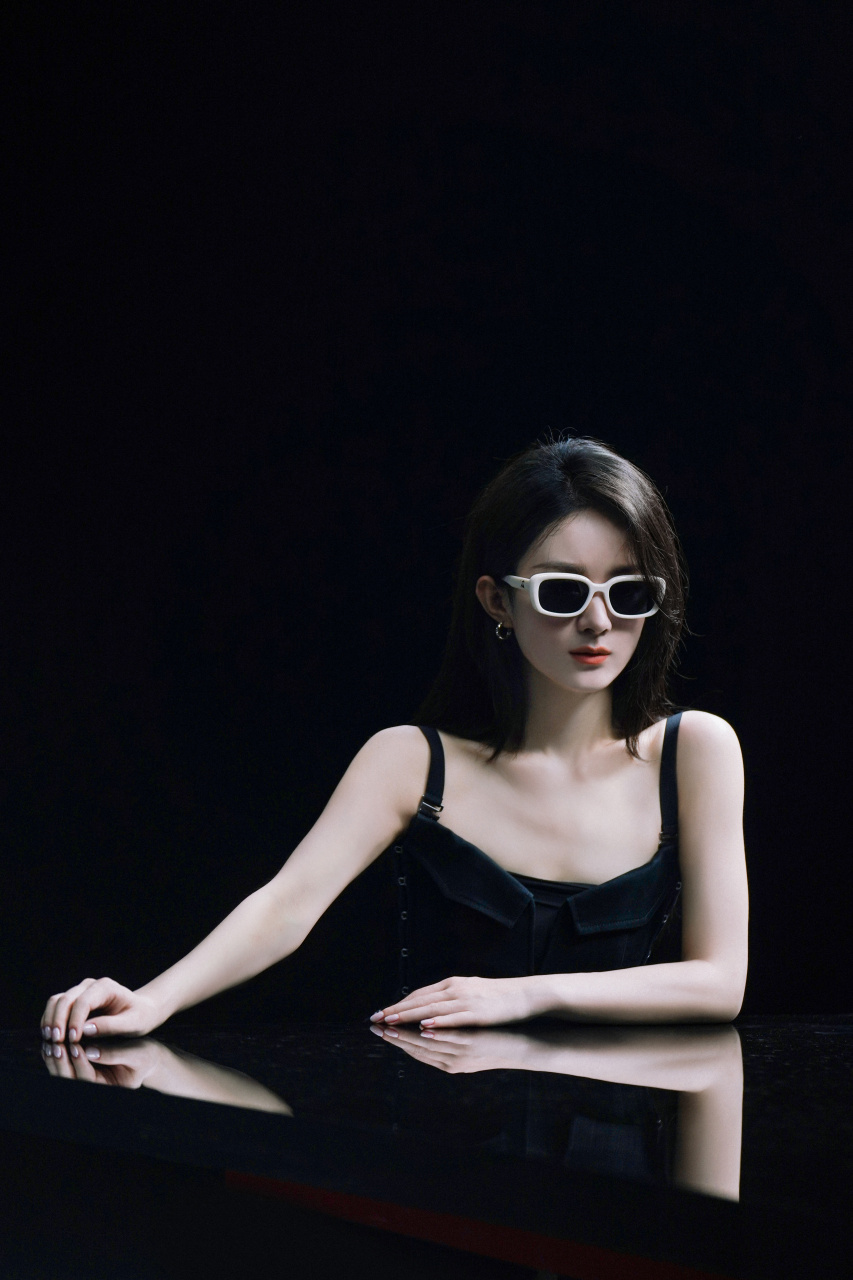 真是墨镜一戴,每一面都爱!  #赵丽颖