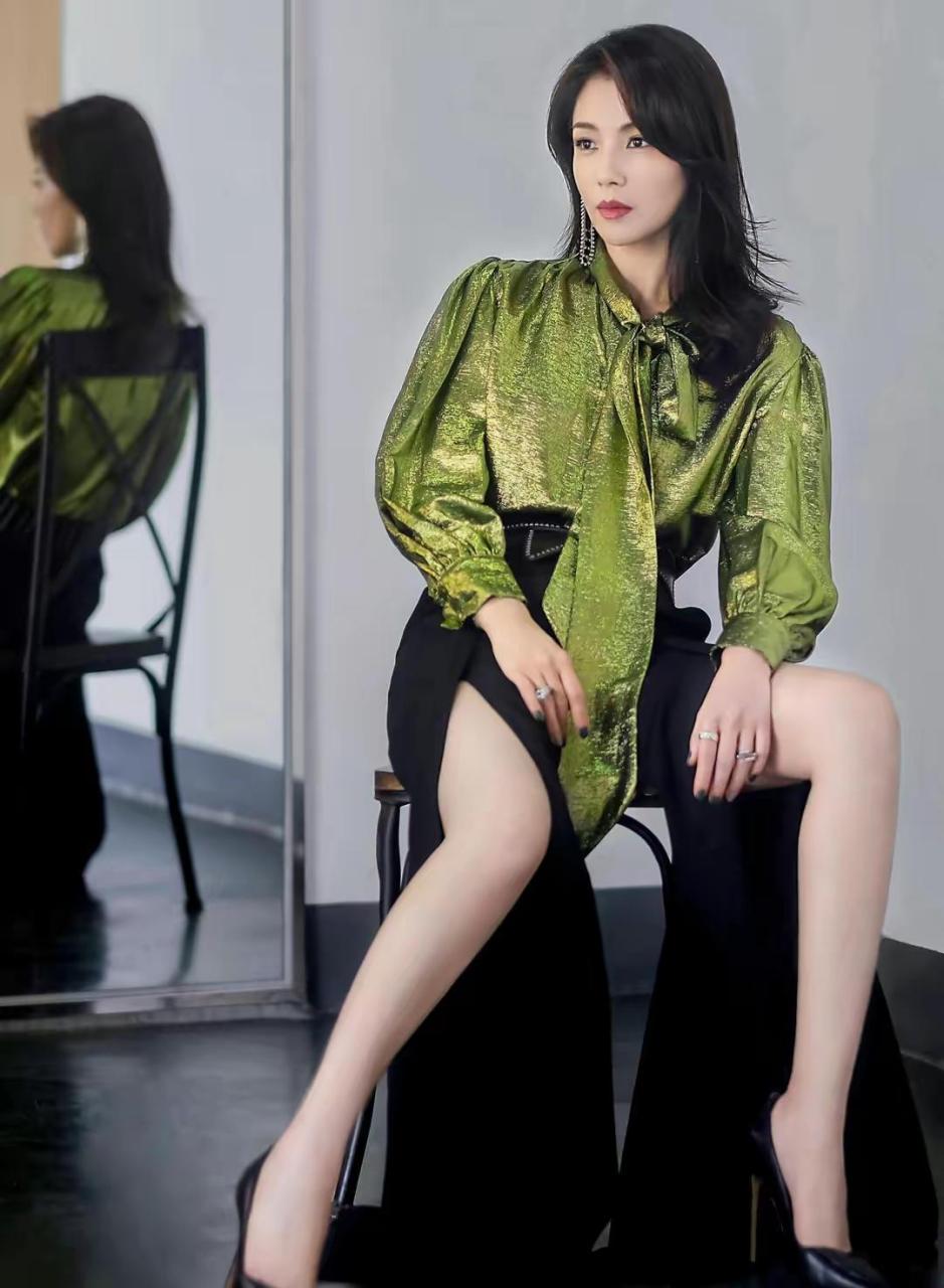 网友:气质女神刘涛脚踩尖头高跟鞋性感极了