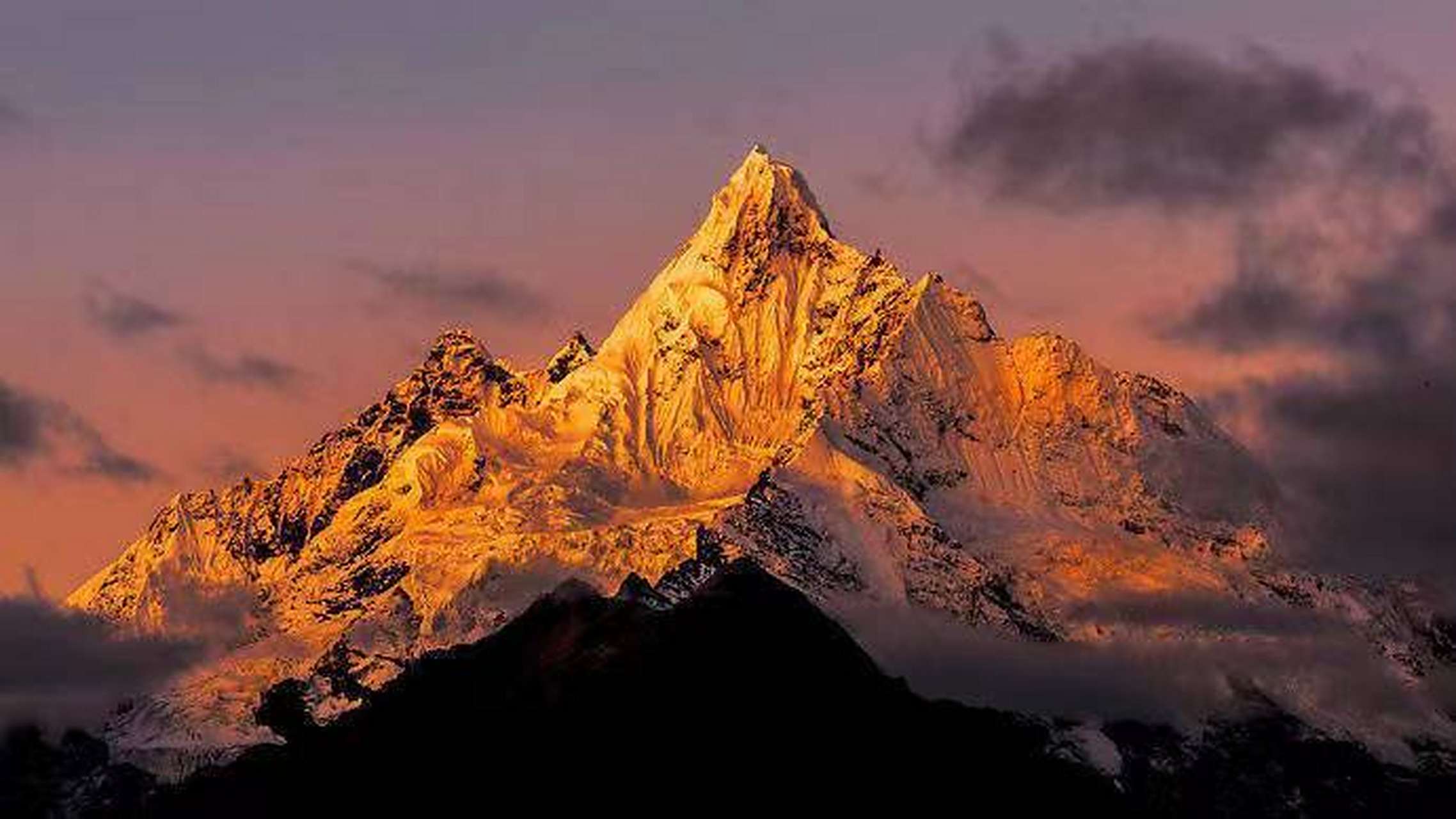 藏区最为震撼的梅里雪山的日照金山