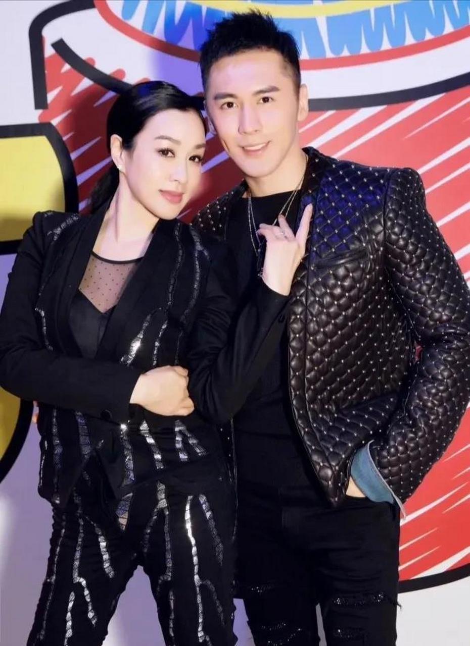 看图一至图二,钟丽缇和前夫严铮很有夫妻相,尤其是脸型和鼻子以及嘴巴