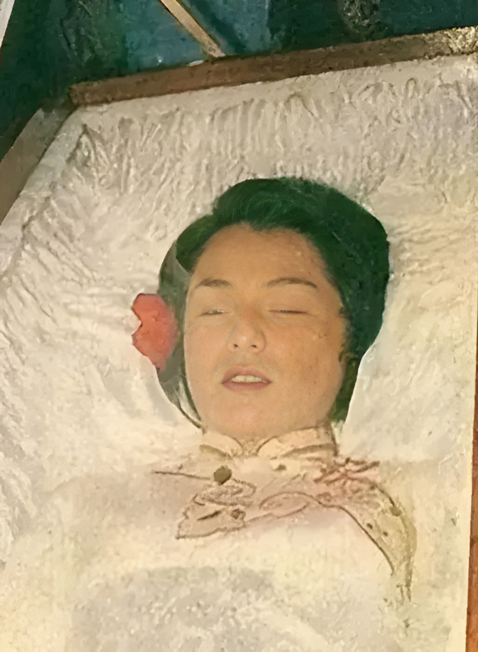 1985年,在香港,翁美玲的葬礼上拍摄了一张她的遗容照