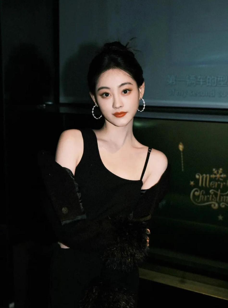 祝绪丹黑色露腰吊带裙,搭配黑色毛绒外套,暗夜玫瑰 #中国版chatgpt来