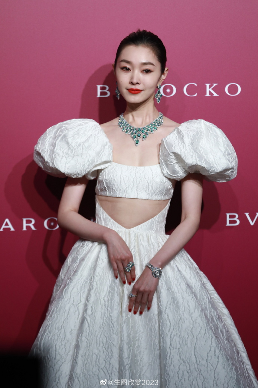 宋轶生图也很美,礼服也很拉风,就是身材差了点,穿这件礼服略显尴尬