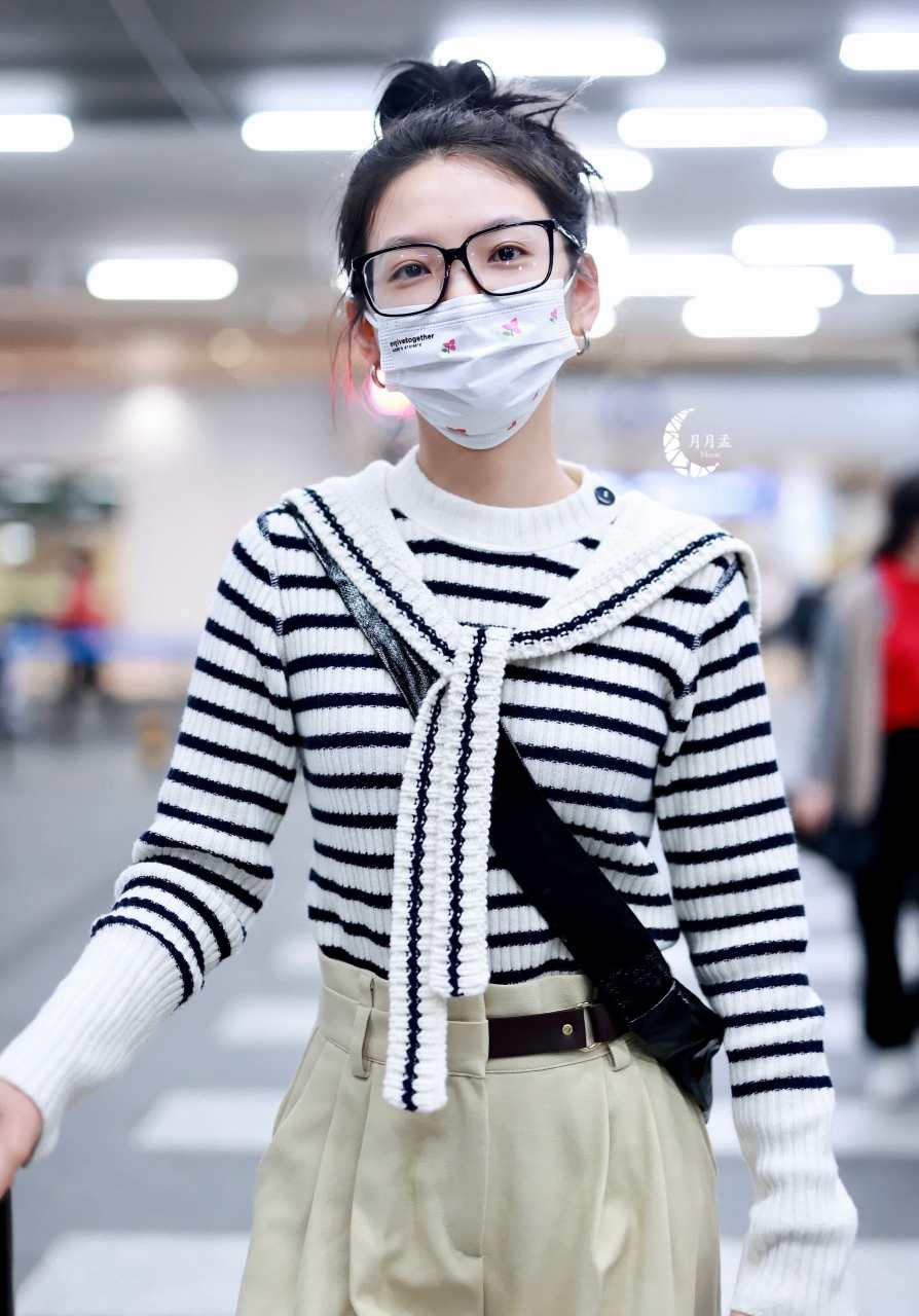 张若男最新机场私服穿搭分享,黑白条纹水手风毛衣搭配卡其色休闲阔腿