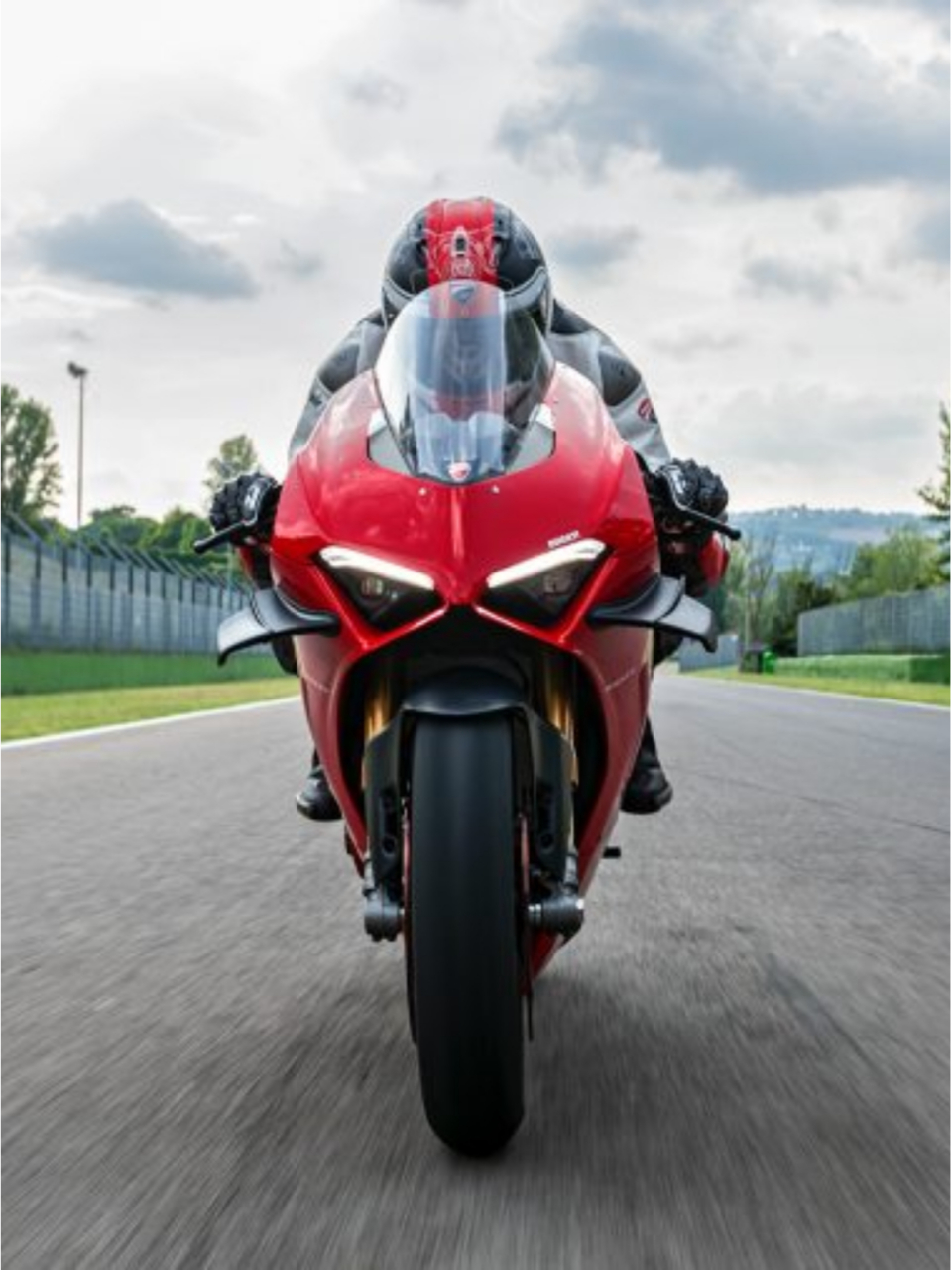 panigale v4  今天我们要聊聊的是被誉为意大利红魔的杜卡迪v4