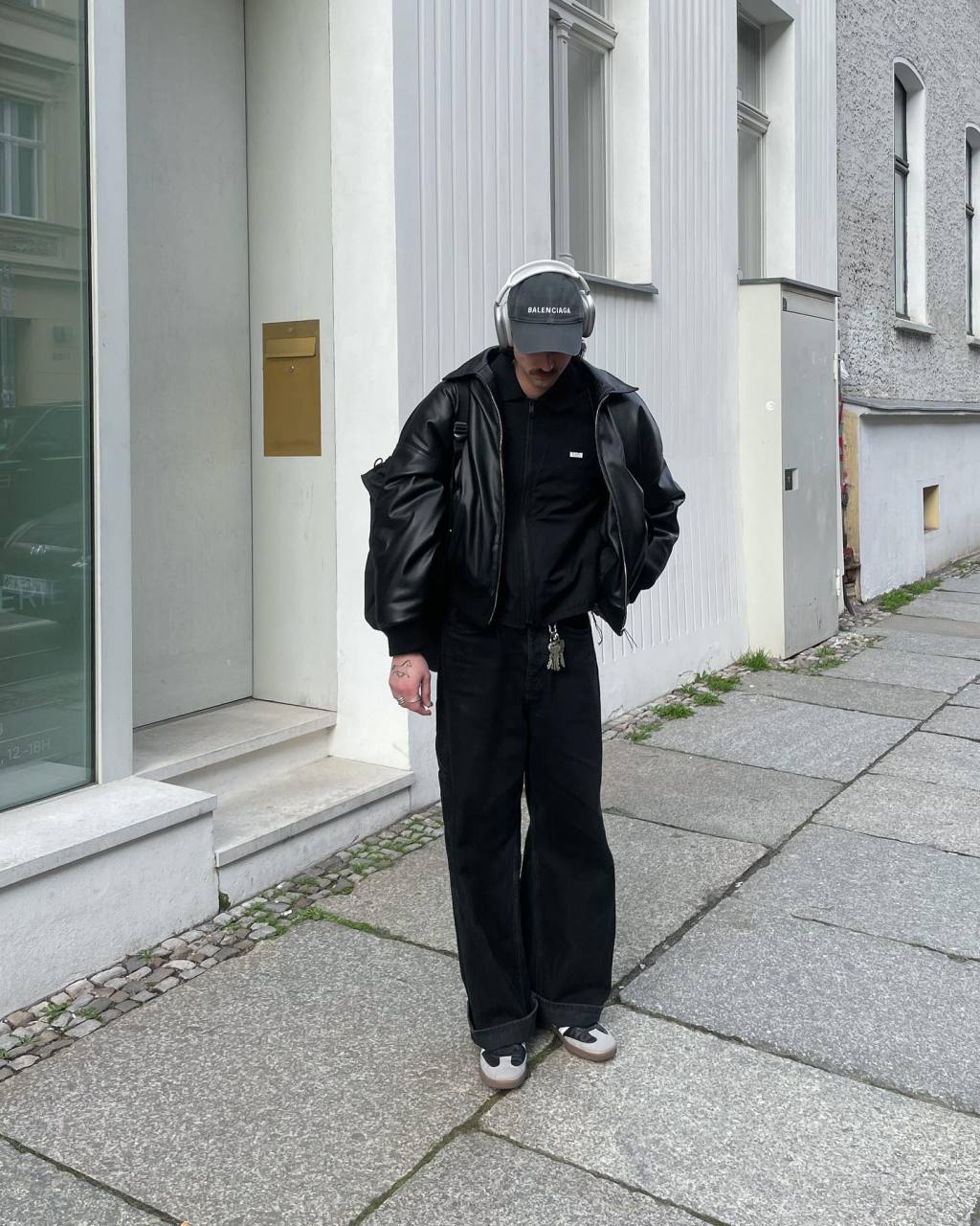 来自德国的时尚博主simon decker,他的穿搭风格以现代简约,宽松,舒适