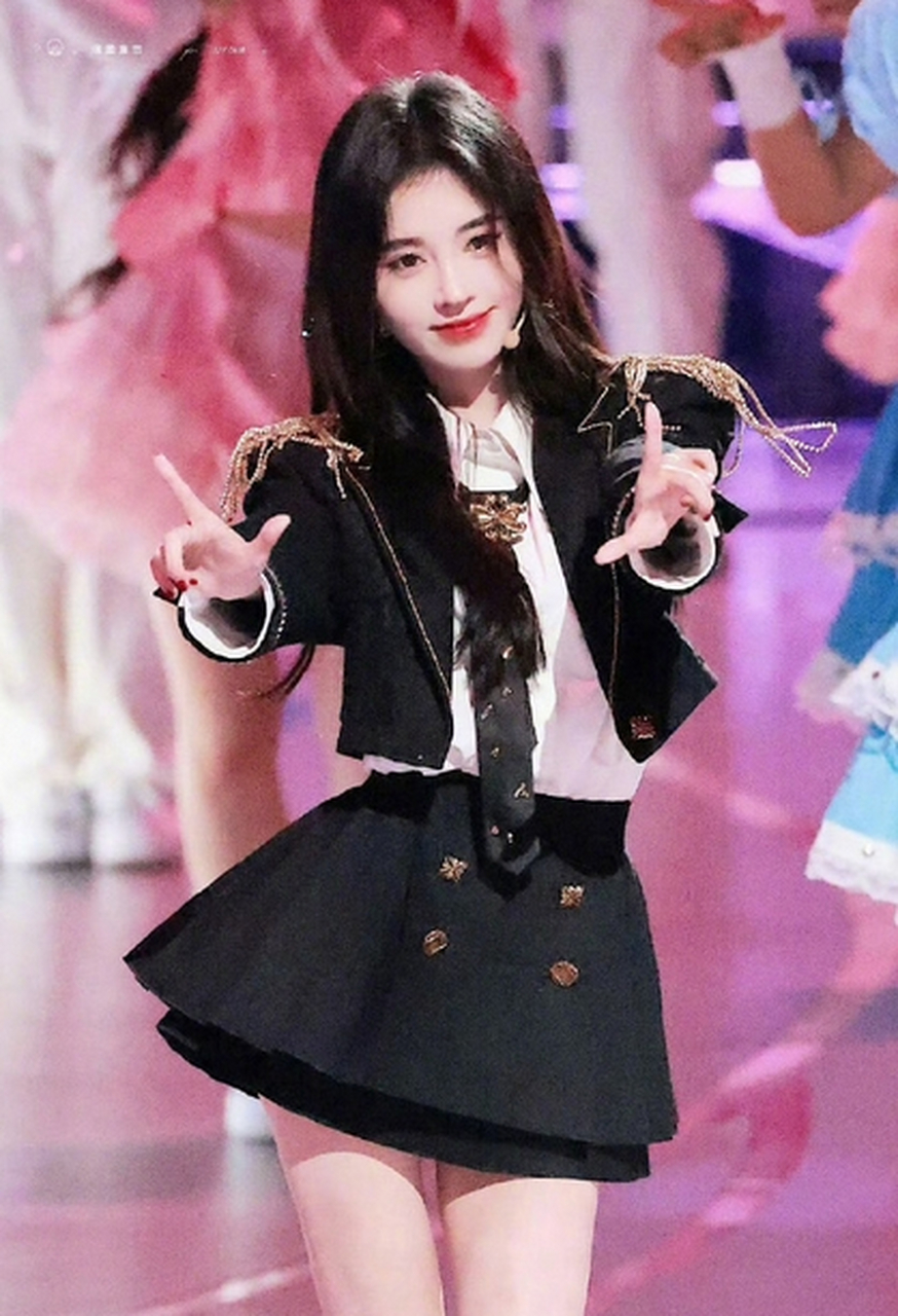 鞠婧祎在共创之夜活动中以一身黑色短裙套装亮相,甜美的形象和出色的