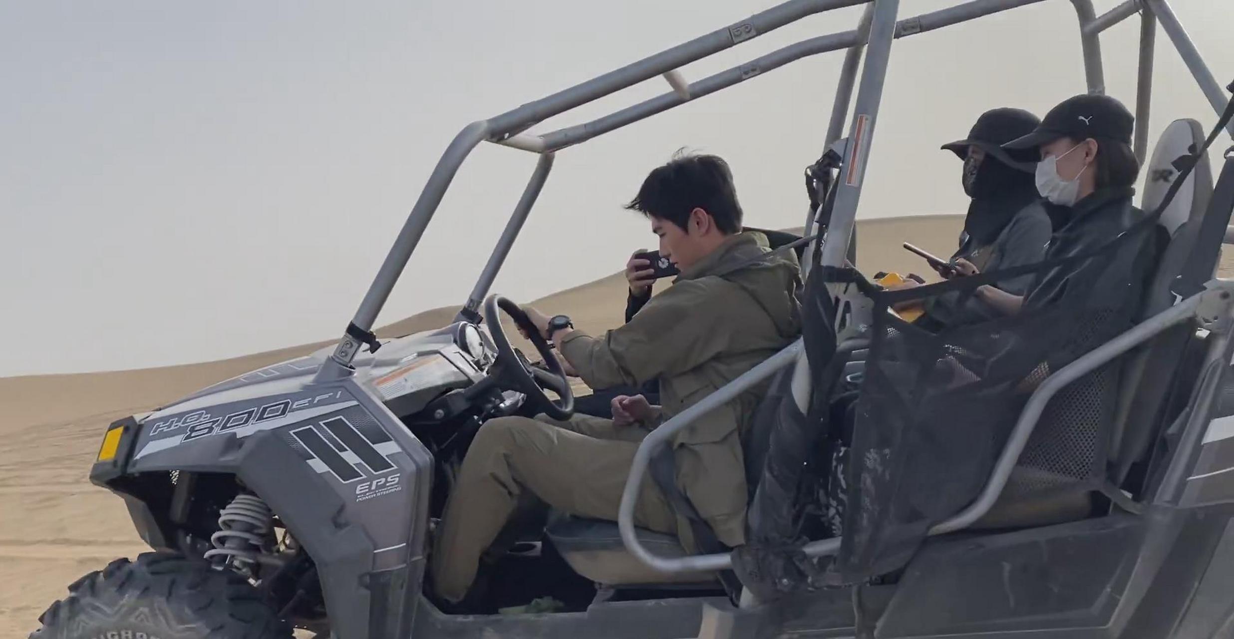 gif创作人# 一段杨洋沙漠开车视频的随手截图,这颜值,不夸张的说,男