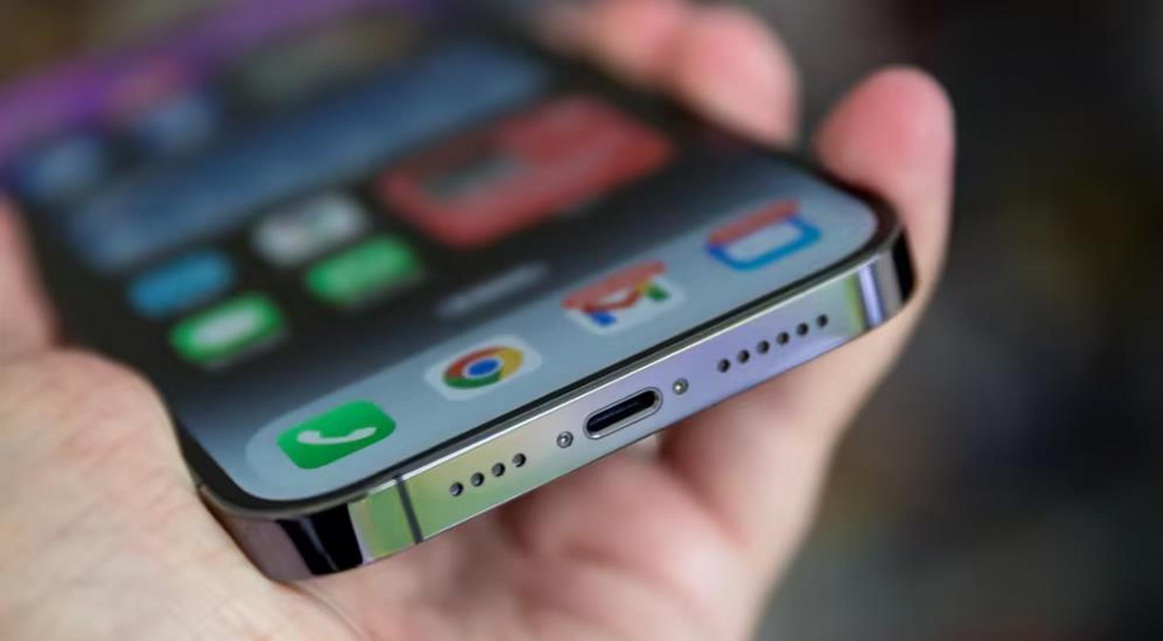 苹果今年在iphone 15上用type-c接口基本实锤了,很多网友表示喜大普奔