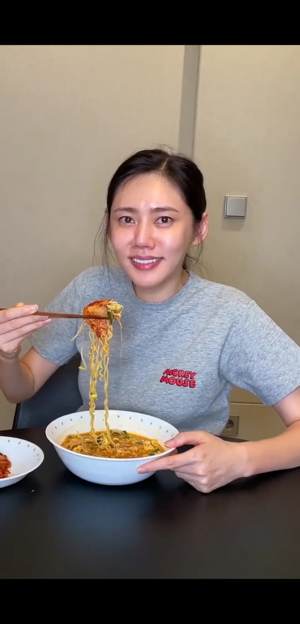 秋瓷炫这素颜的样子真不如普通人啊,在家原来这么随意,还是要注意一下