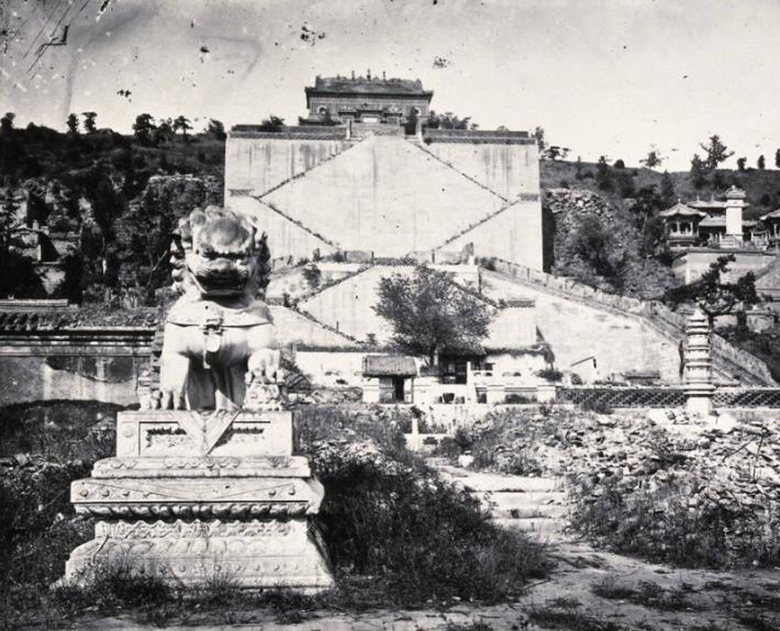 一张1871年拍摄的照片,原本富丽堂皇的颐和园,遭到侵略者的攻击,变成