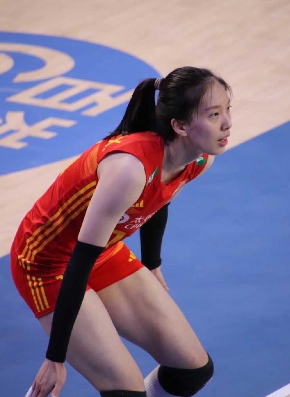 排福建女排的郑益昕是一位跨界选手,她曾在室内和沙滩排球两种不同