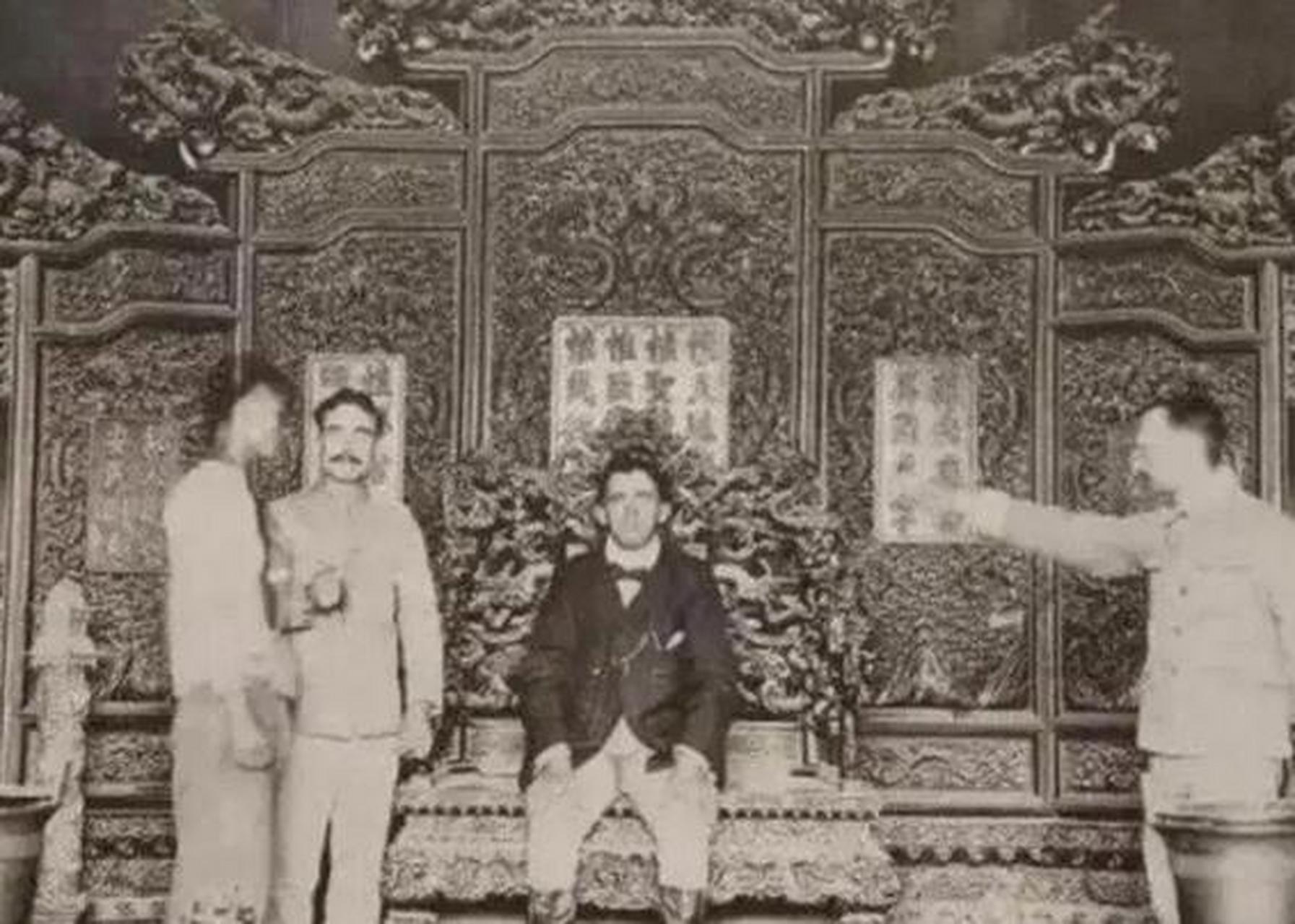 坐在龙椅上的这个外国人是八国联军的首领瓦德西,令人诡异的是,4年后