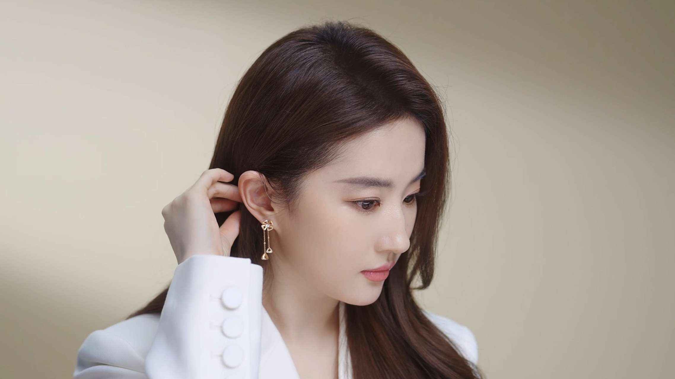 刘亦菲秀丽长发搭配白色西装,这是什么神仙搭配,又是被天仙美貌攻到的