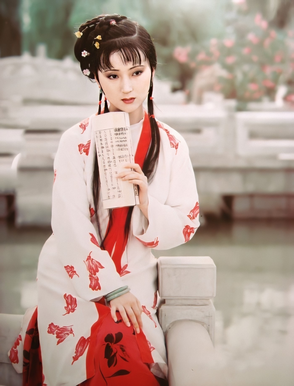 美女老照片,林黛玉捧书诵诗