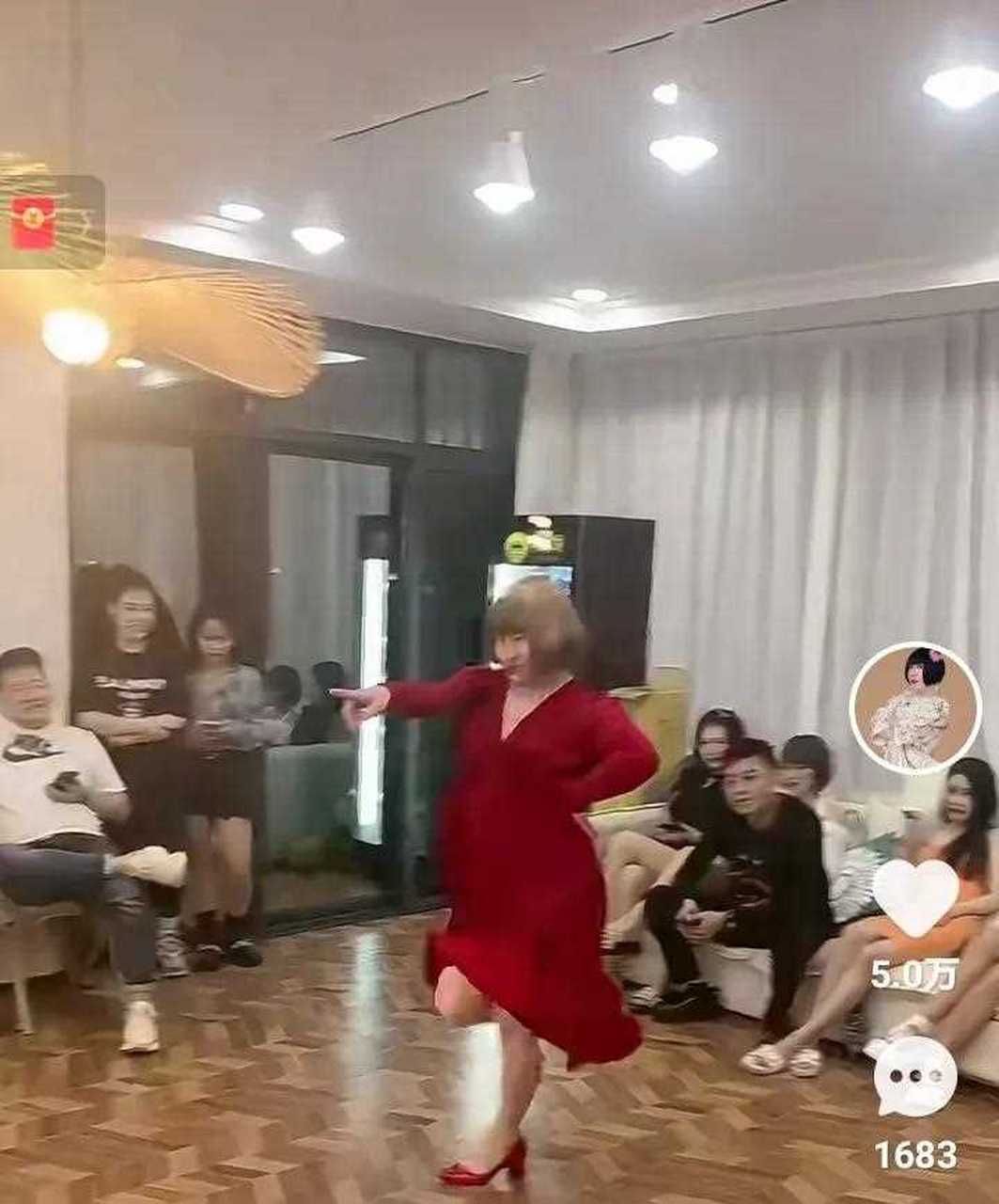 [鲜花] [浪] 上官李桂兰模仿张开凤的风格,男扮女装,身材不是