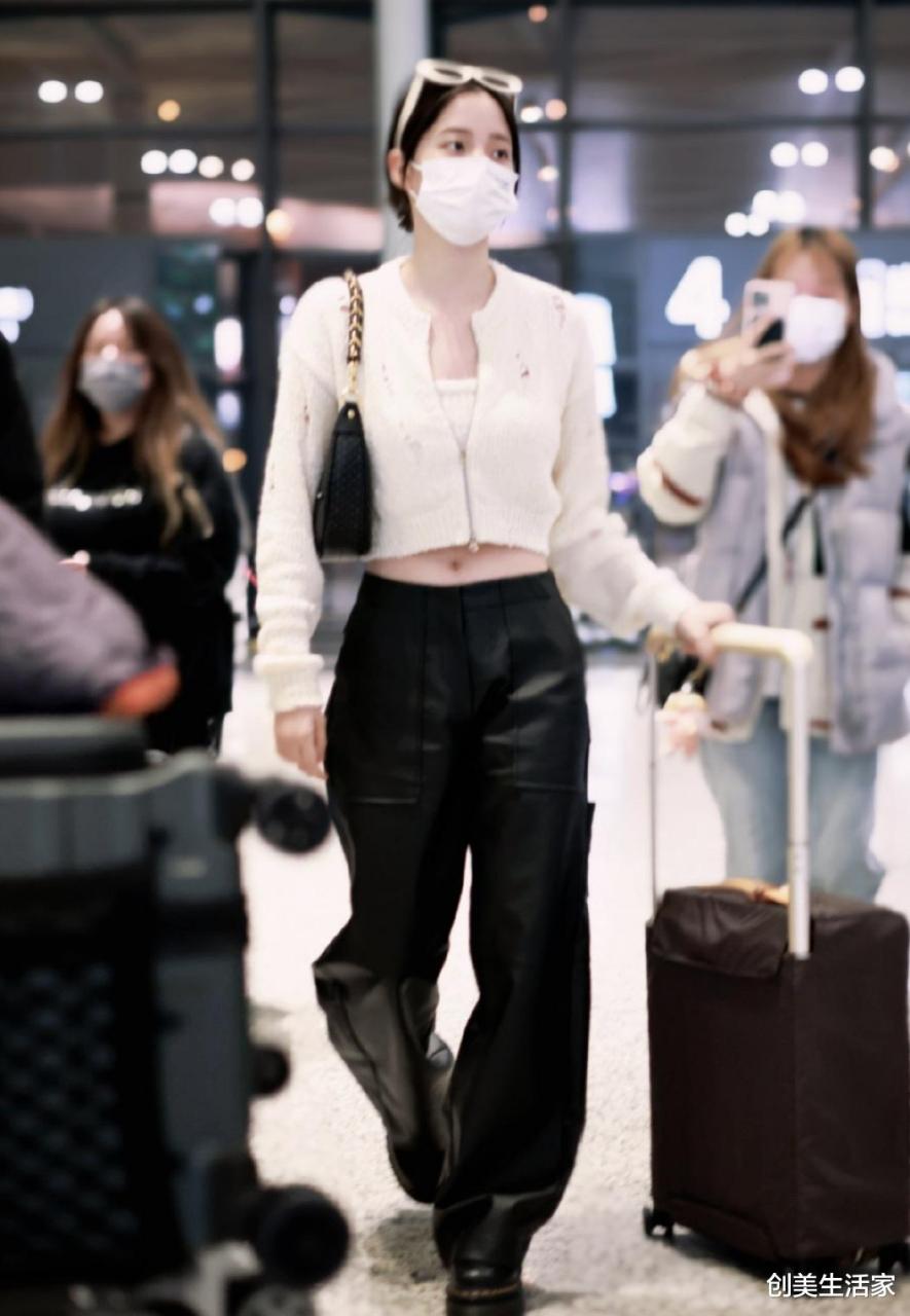欧阳娜娜机场私服,穿米白色开衫配黑色皮裤随性不羁又时髦