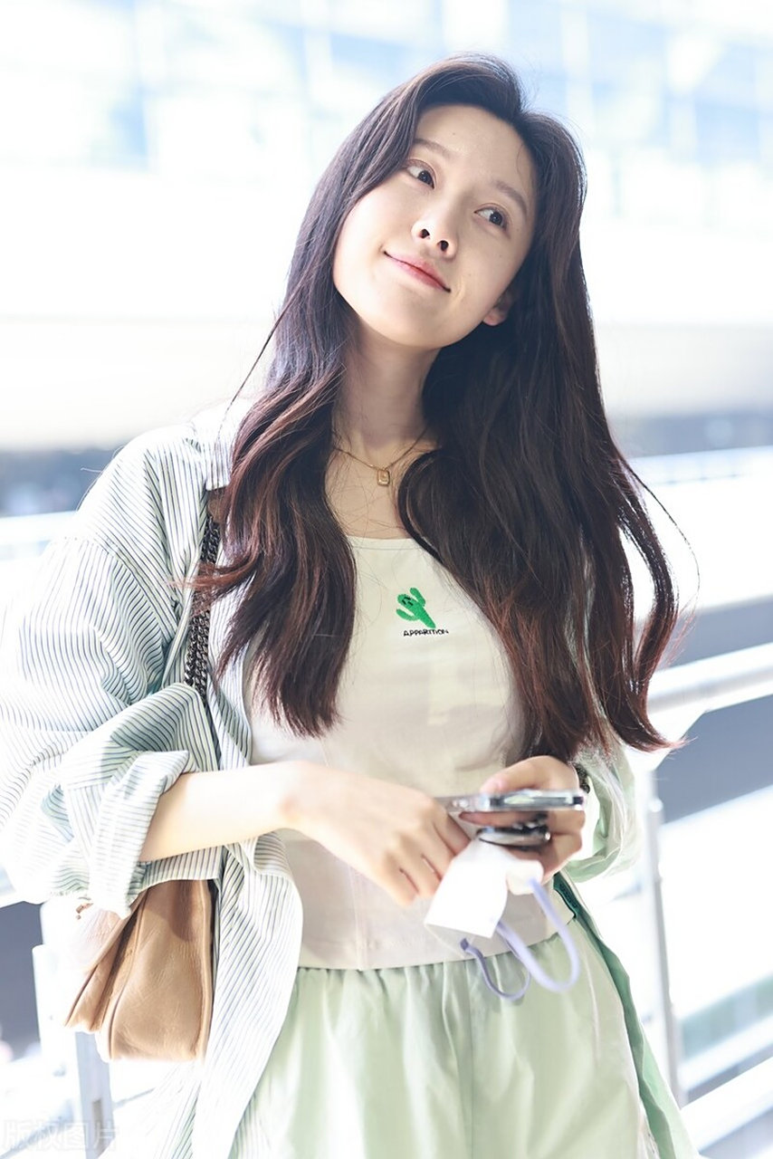 王子璇机场街拍,薄荷绿衬衫搭配白色t恤,短裤少女感十足!