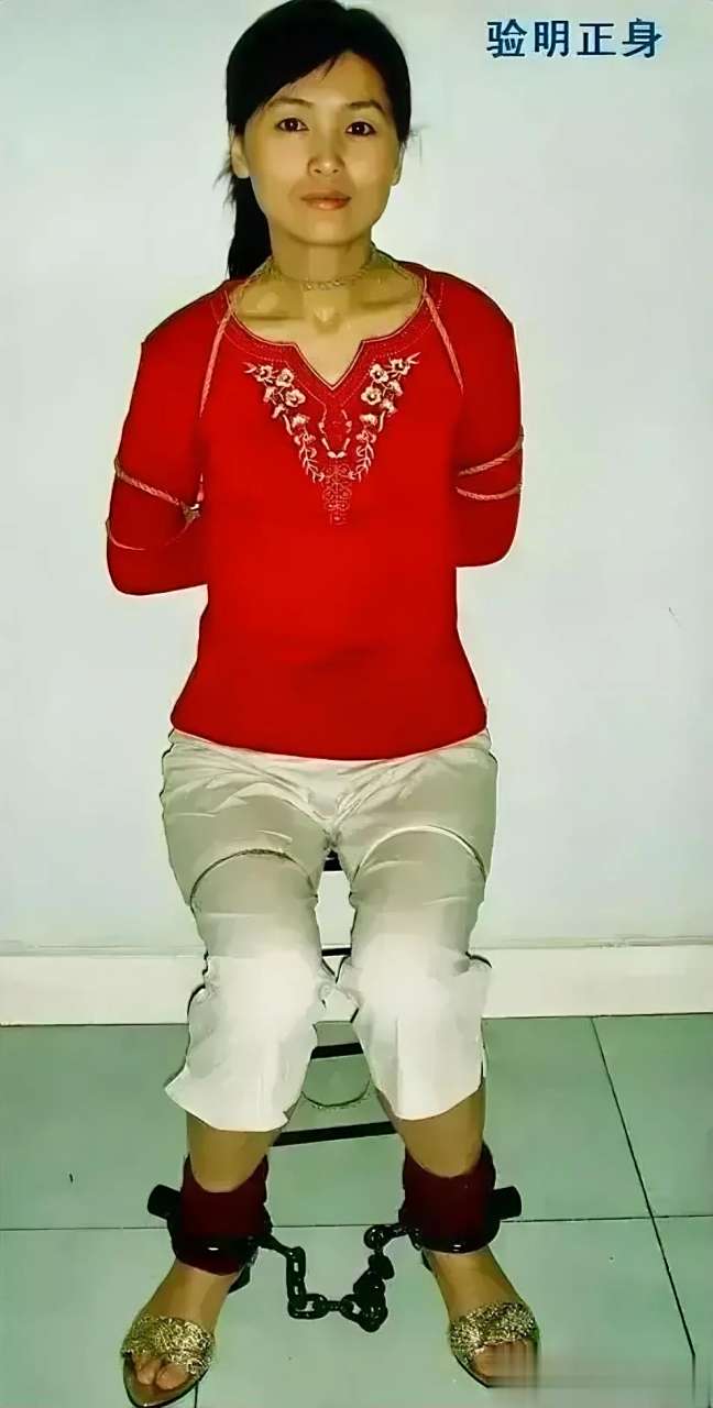 90年代,一个女毒贩被五花大绑着,在执行死刑前拍正身照,此时的她呆若