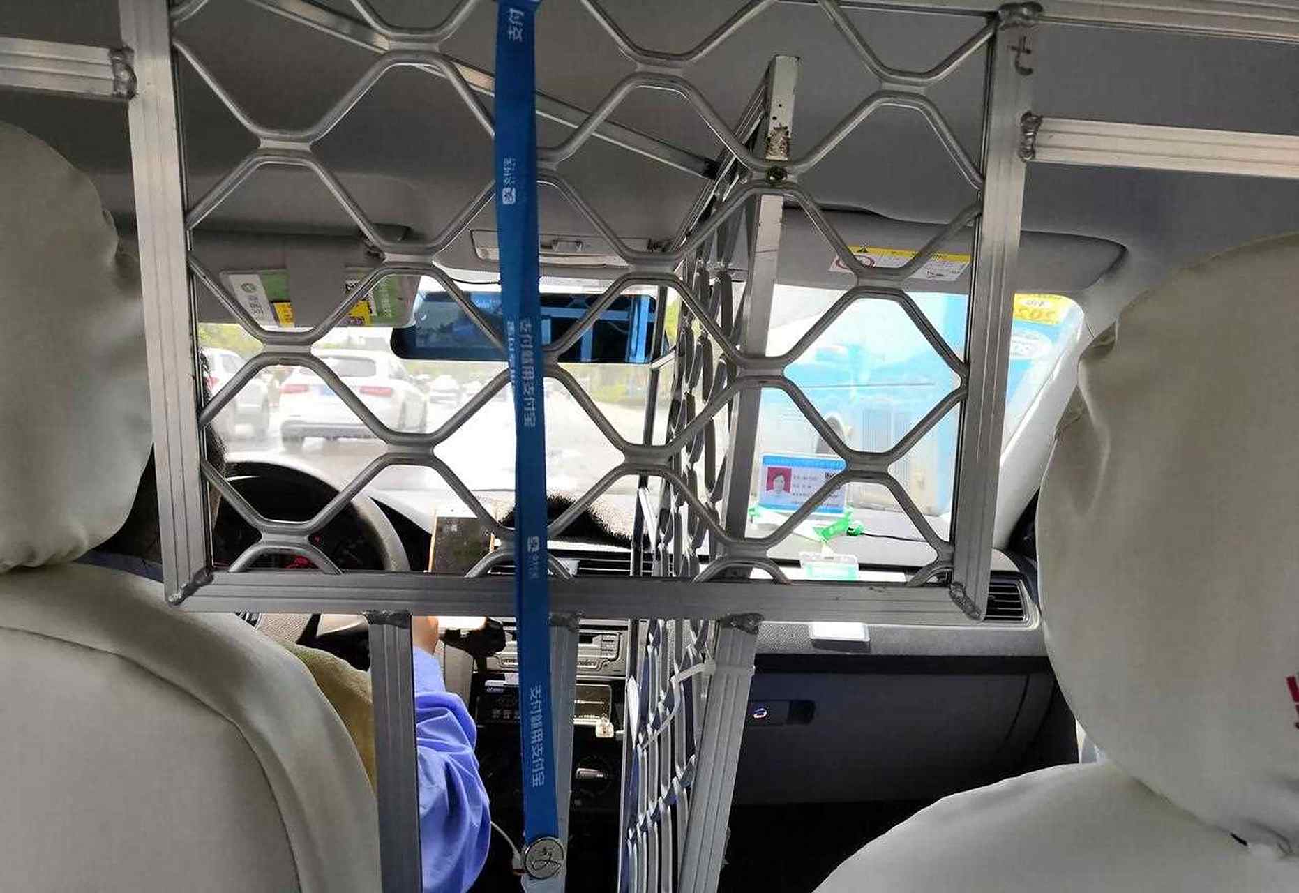 济南的出租车有必要做成笼子吗?