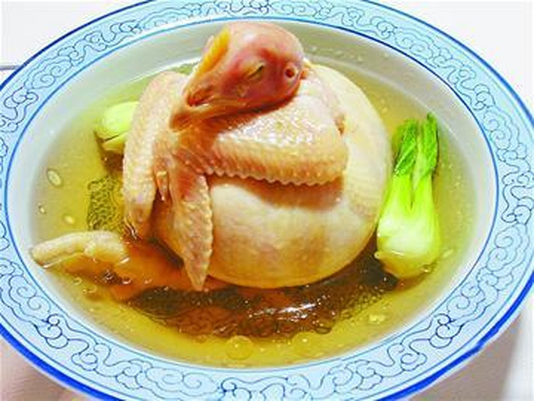 临清八宝布袋鸡  临清的八宝布袋鸡已经有100多年历史了,它创始于清朝