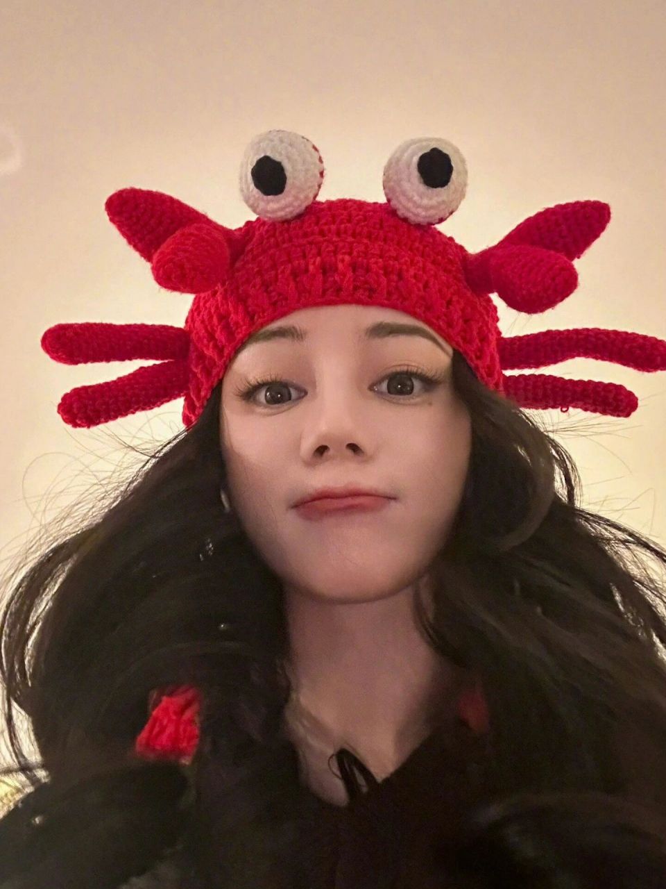 迪丽热巴的俏皮可爱风  迪丽热巴分享自拍美照,她戴着一件红色毛线帽