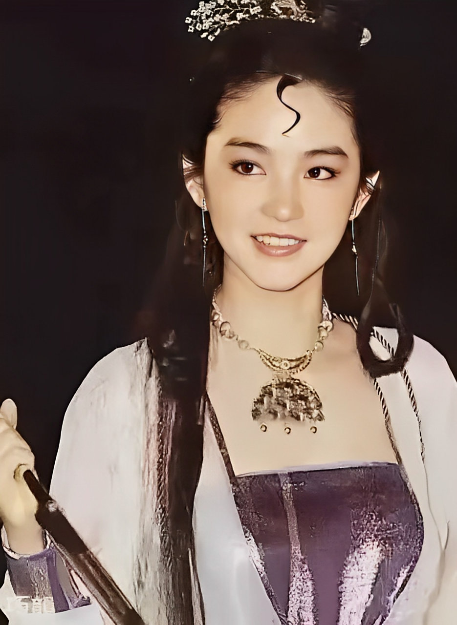 林青霞的古装造型真的好美,这个角色不同于东方不败的英气十足,反而