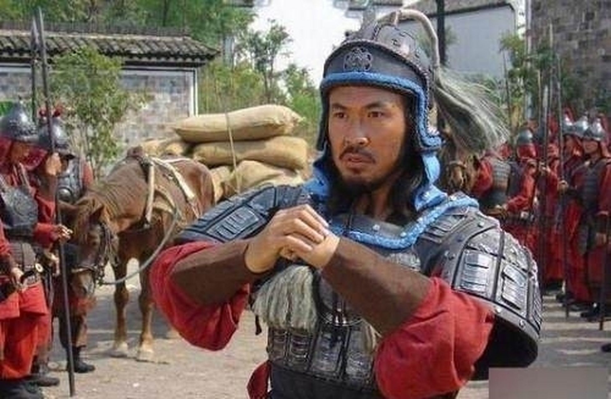 1367年9月,苏州平江城,张士诚把头套进梁上的三尺白绫,缓缓地踢翻凳子