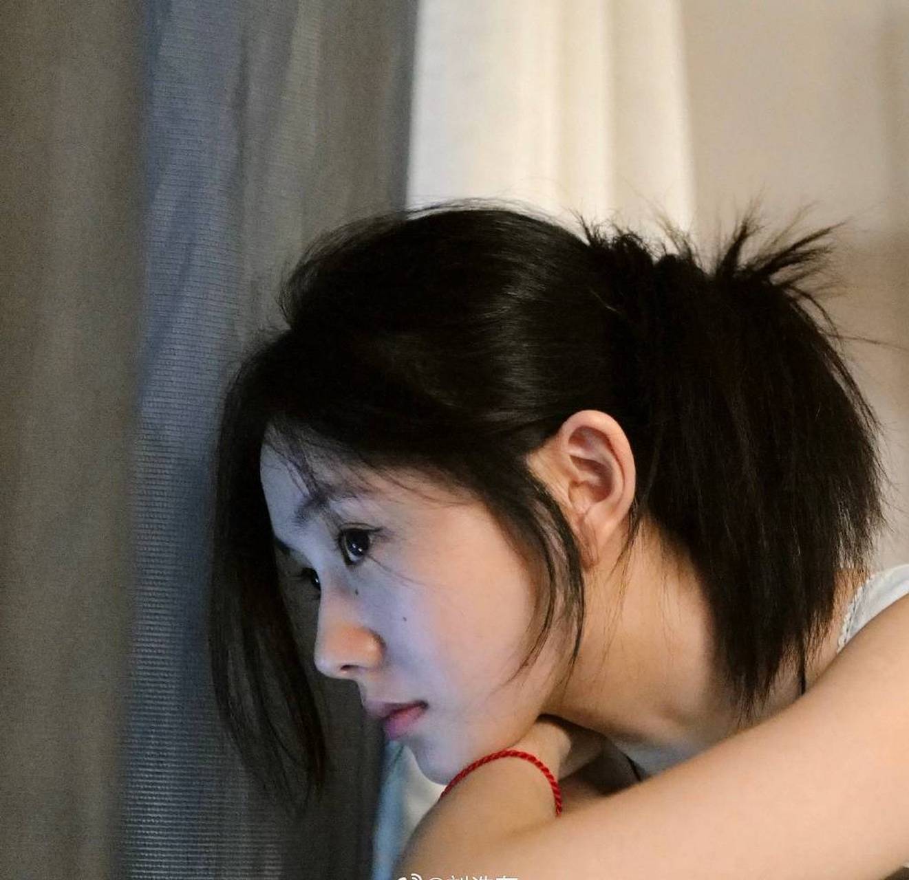 刘浩存晒夏日清爽随拍照片, 白背心配短裙少女感十足