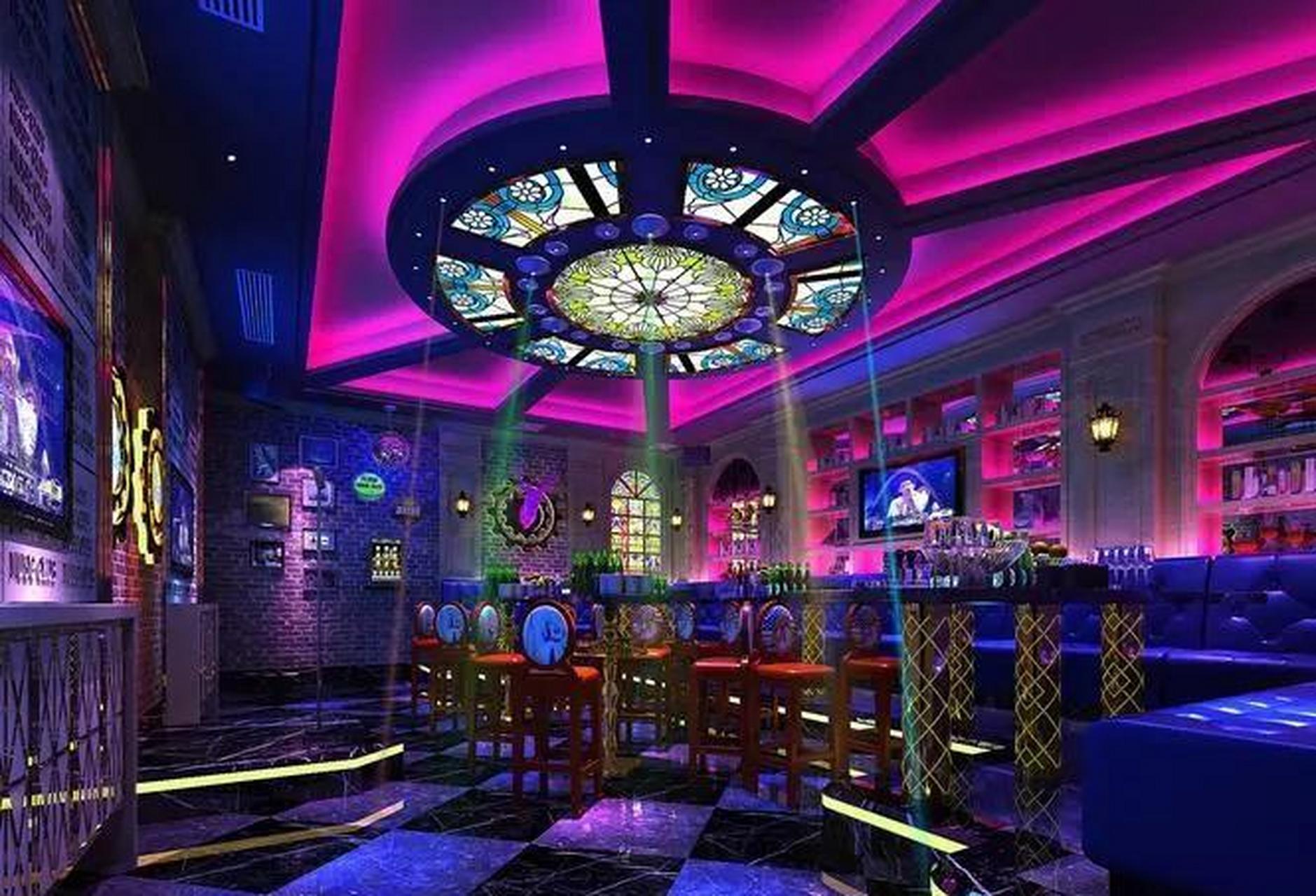 近日浙江杭州,一女子与一伙朋友去ktv喝酒唱歌,这其中有一位男子深得