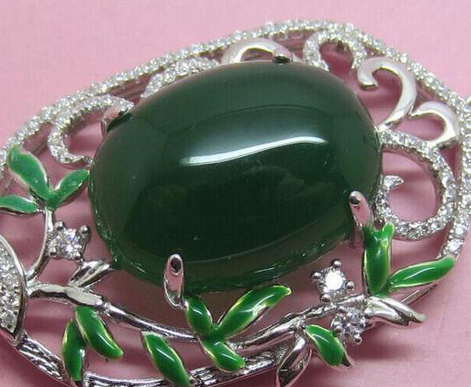 宝石#国际宝石届把红宝石定为"七月生辰石",是高尚,爱情,仁爱的象征.