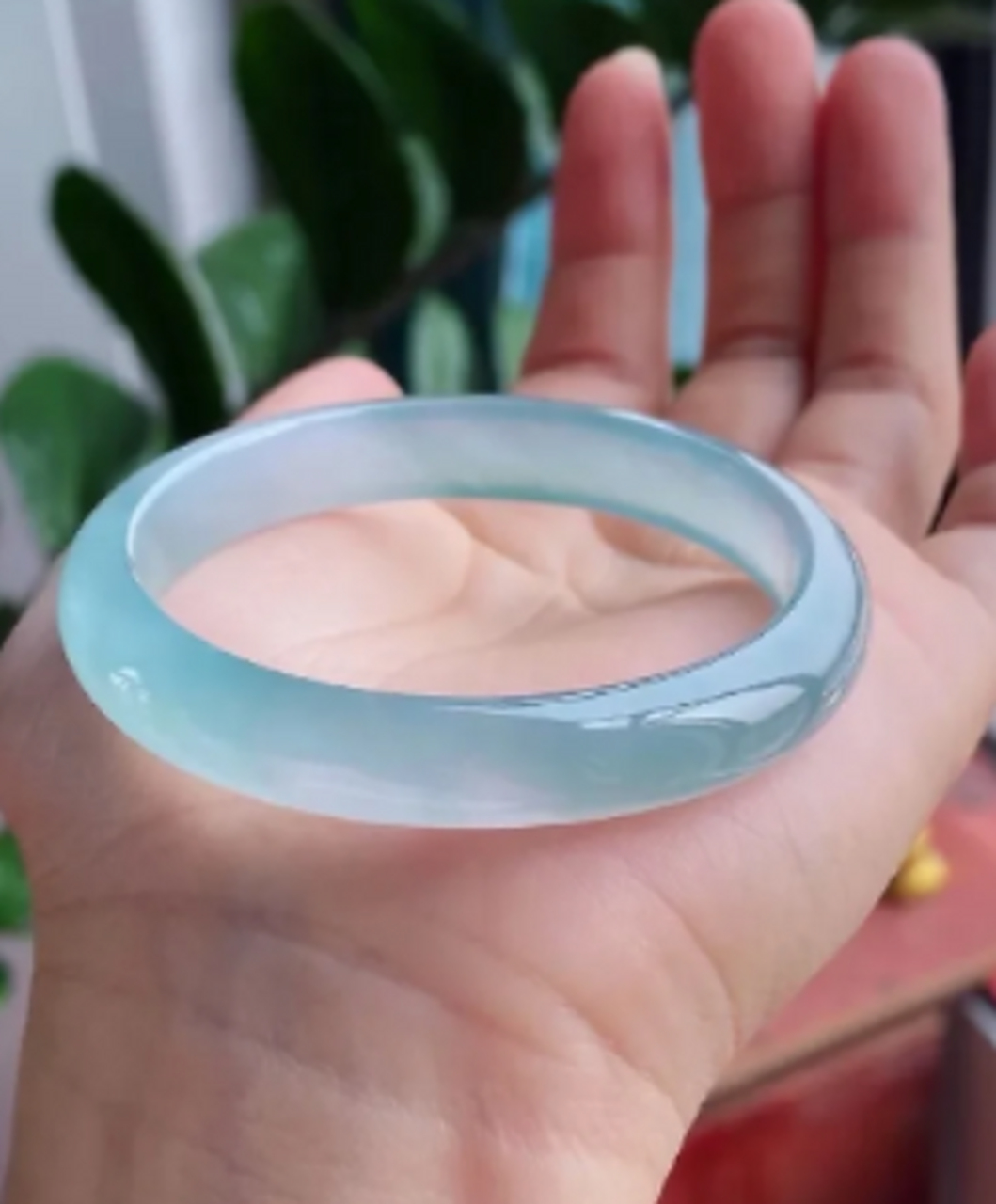 点击头像看直播##翡翠# 冰蓝手镯自带意境,宛如冰山,带底色的手镯