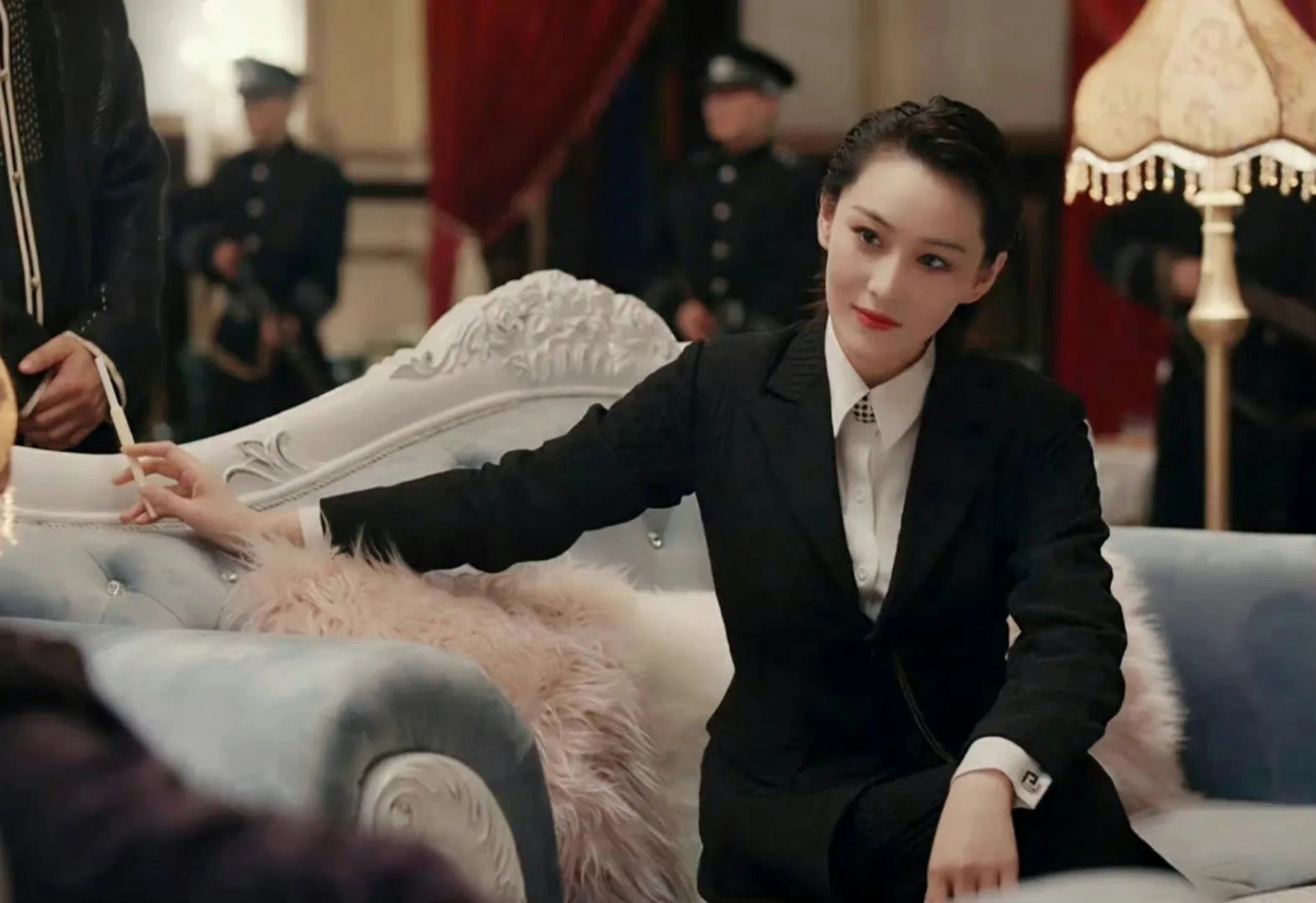 张馨予的短发造型显得特别英气,在电视剧《迷航昆仑墟》里饰演的胭脂